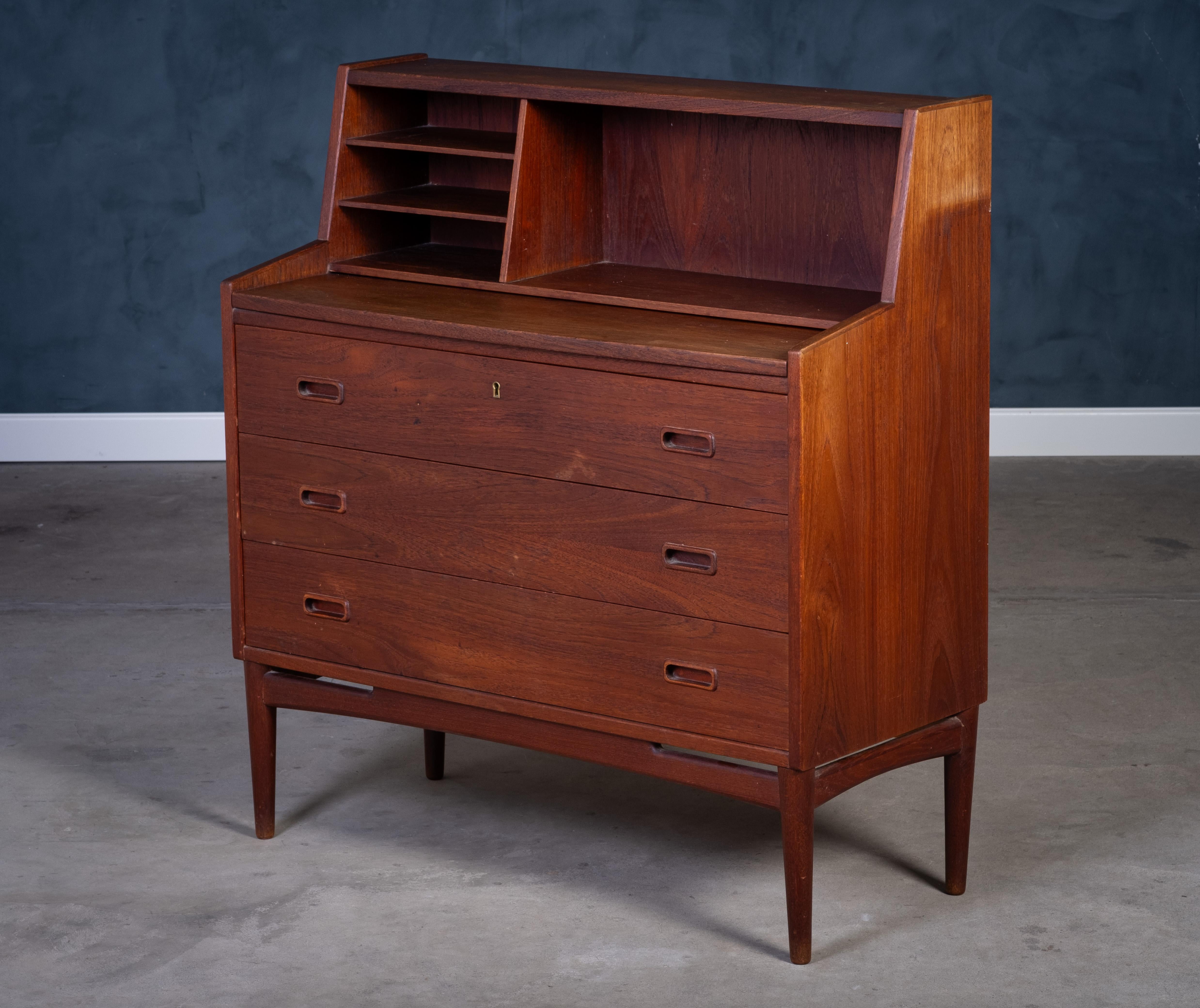 Funzionale scrivania danese in teak degli anni '60 con tre ampi cassetti e una superficie di scrittura estraibile. Un design semplice ed elegante con un ampio spazio di archiviazione, perfetto come scrittoio compatto o come spazio di lavoro. Un
