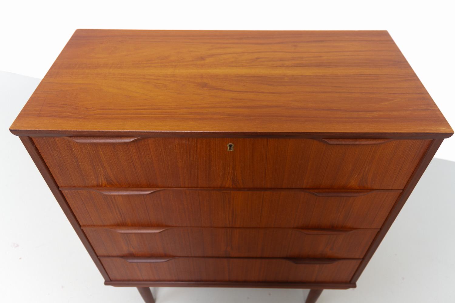 Danish Mid-Century Teak Dresser by Ejsing Møbelfabrik, 1960s. For Sale 5