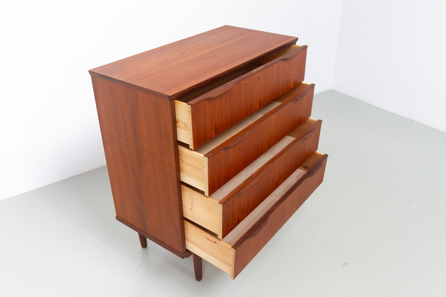 Danish Mid-Century Teak Dresser by Ejsing Møbelfabrik, 1960s. For Sale 6