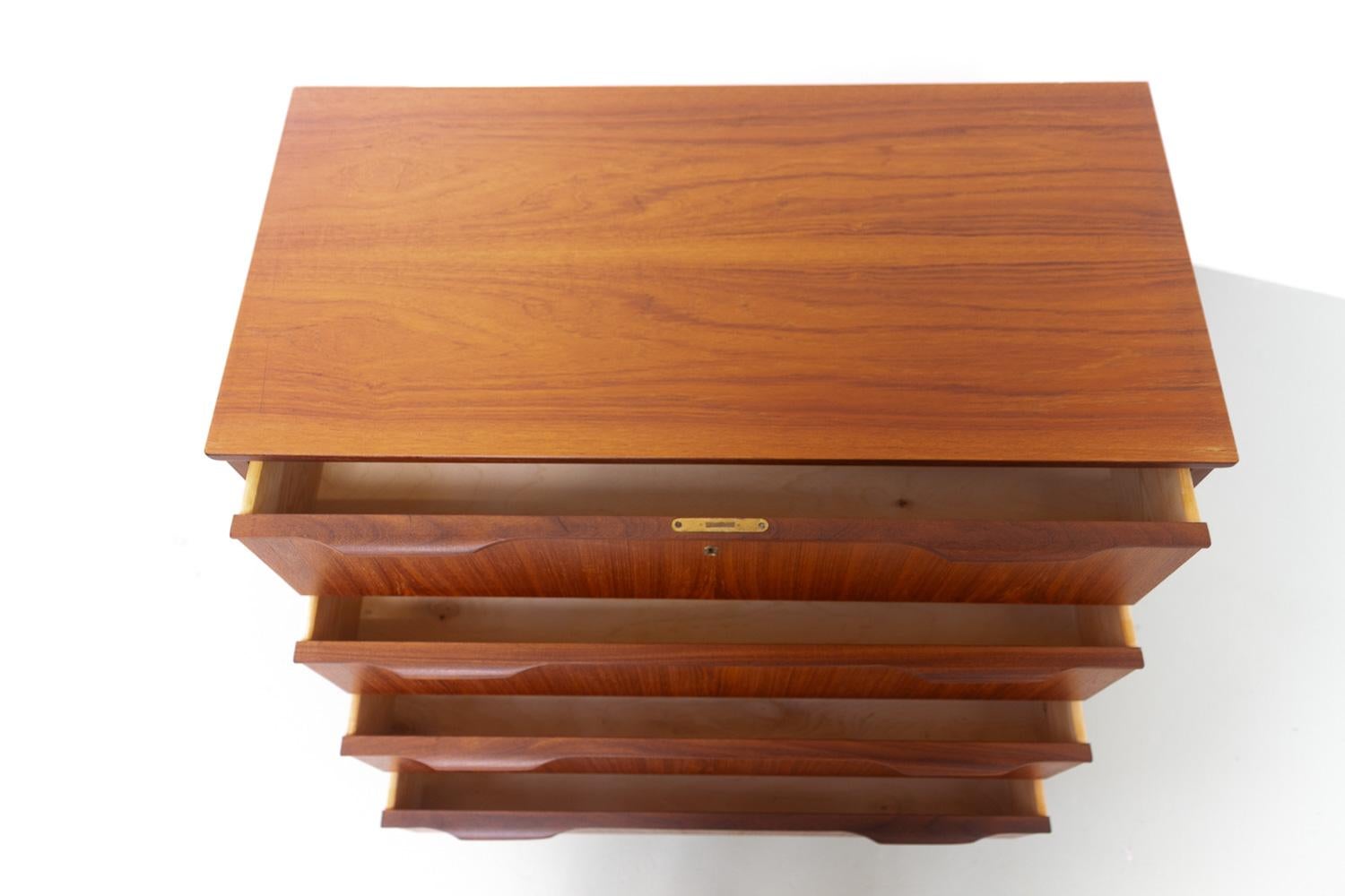 Danish Mid-Century Teak Dresser by Ejsing Møbelfabrik, 1960s. For Sale 7
