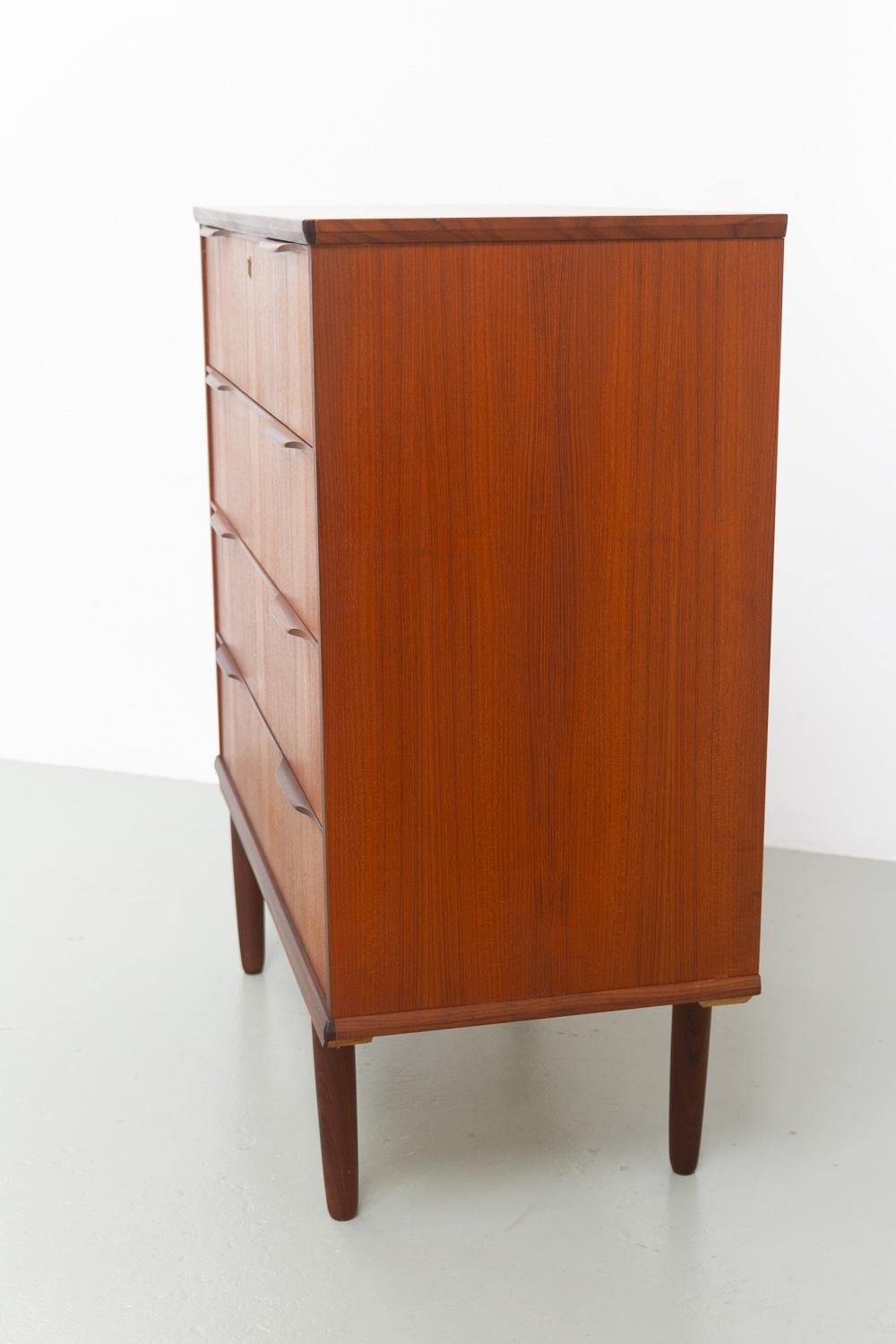 Danish Mid-Century Teak Dresser by Ejsing Møbelfabrik, 1960s. For Sale 9