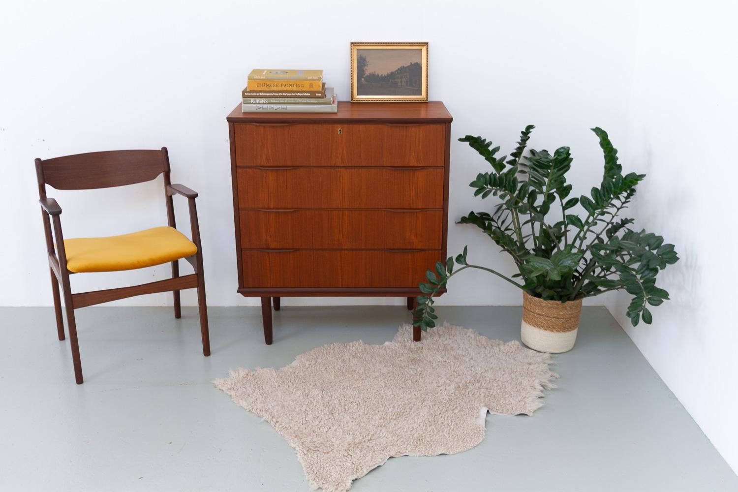 Danish Mid-Century Teak Dresser by Ejsing Møbelfabrik, 1960s.

Very expressive Scandinavian Mid-Century Modern chest of drawers with four wide drawers. Sculpted pulls in solid teak on the drawer fronts. Top drawer with lock, not working. 
Standing