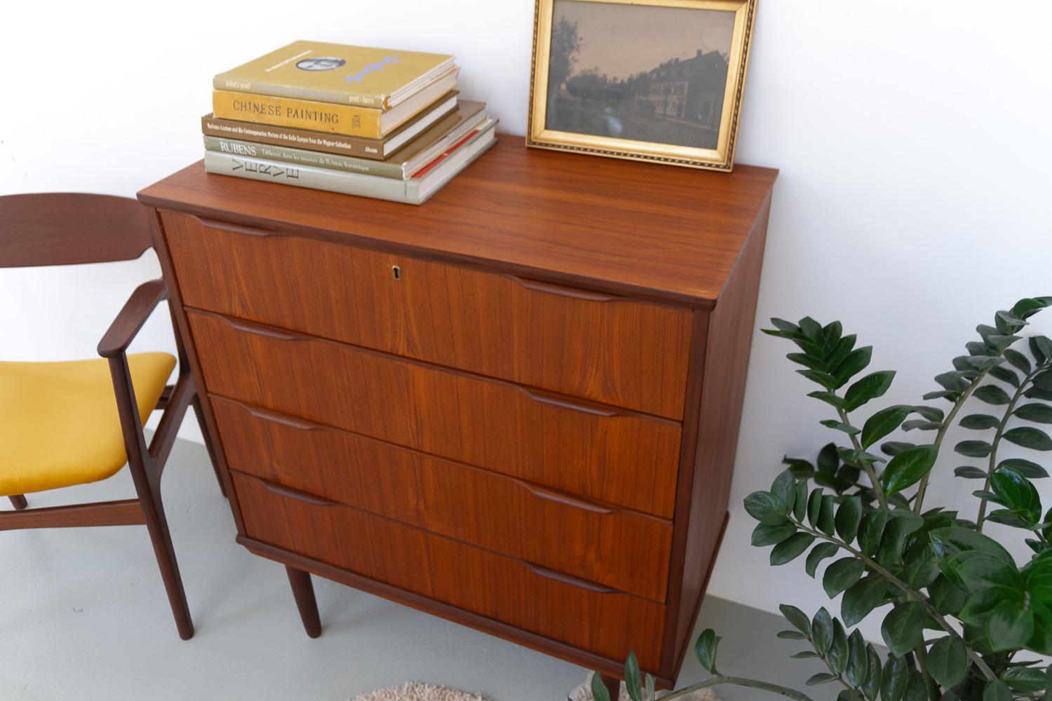Danish Mid-Century Teak Dresser by Ejsing Møbelfabrik, 1960s. In Good Condition For Sale In Asaa, DK