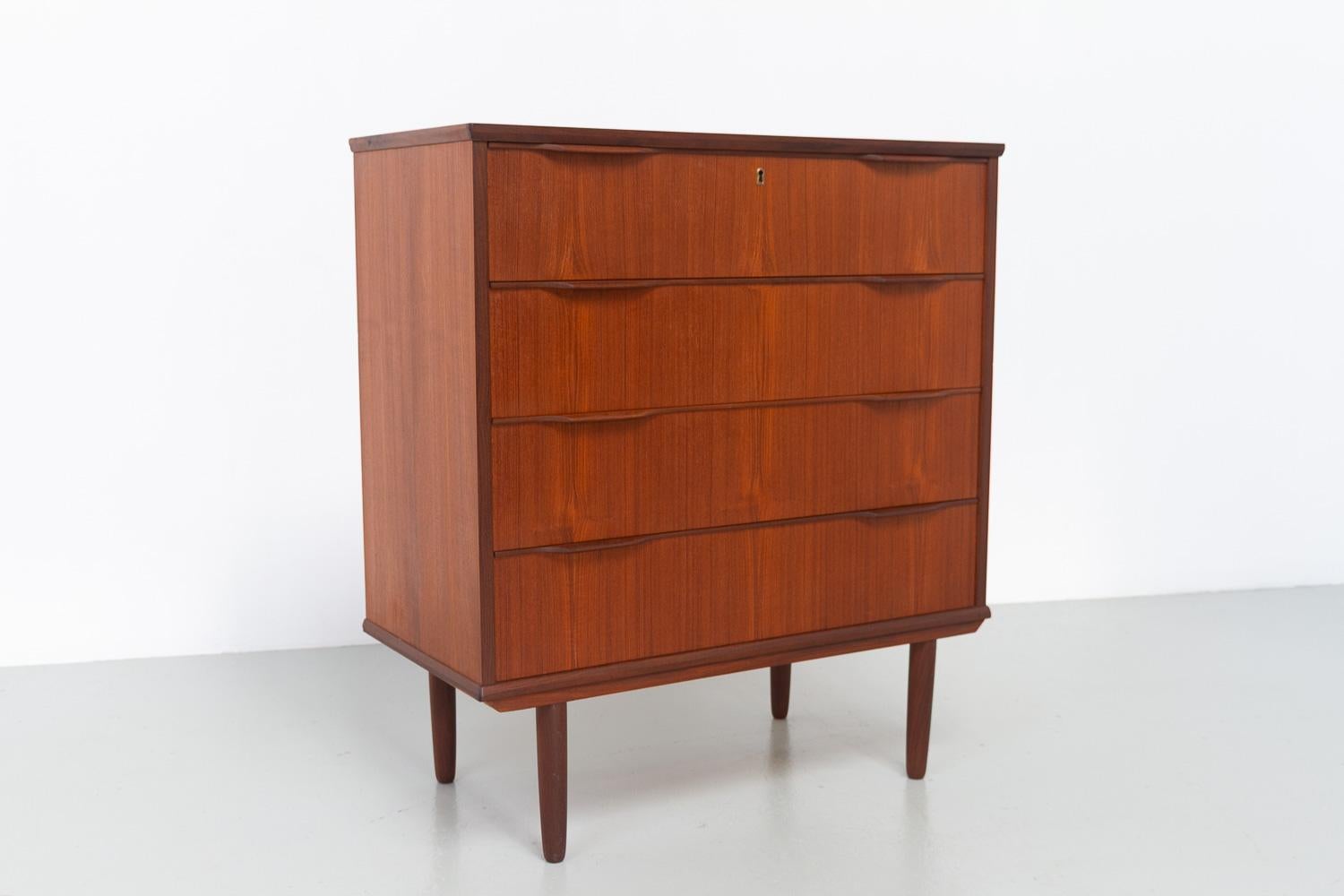 Danish Mid-Century Teak Dresser by Ejsing Møbelfabrik, 1960s. For Sale 3