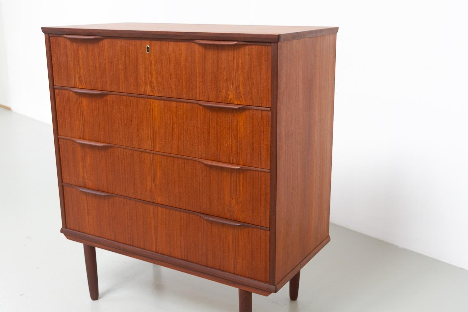 Danish Mid-Century Teak Dresser by Ejsing Møbelfabrik, 1960s. For Sale 4