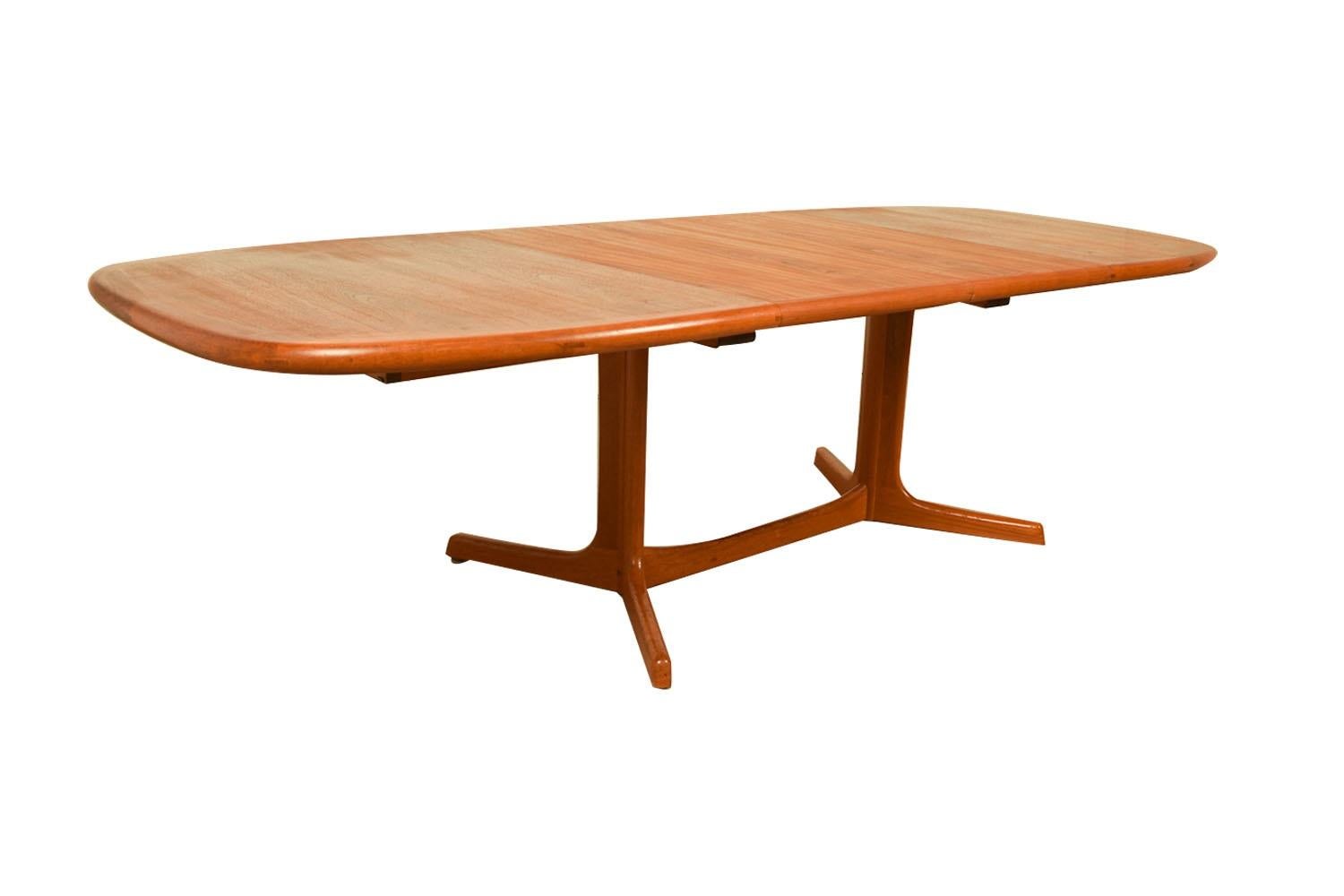 Danish Mid-Century Teak Expandable Dining Table In Good Condition For Sale In Baltimore, MD