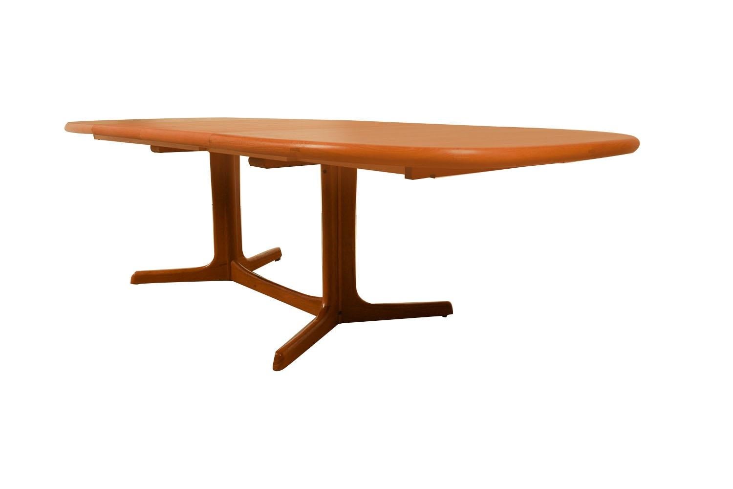 Danish Mid-Century Teak Expandable Dining Table In Good Condition For Sale In Baltimore, MD
