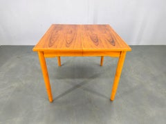 Mesa de comedor extensible danesa de teca de mediados de siglo, años 60