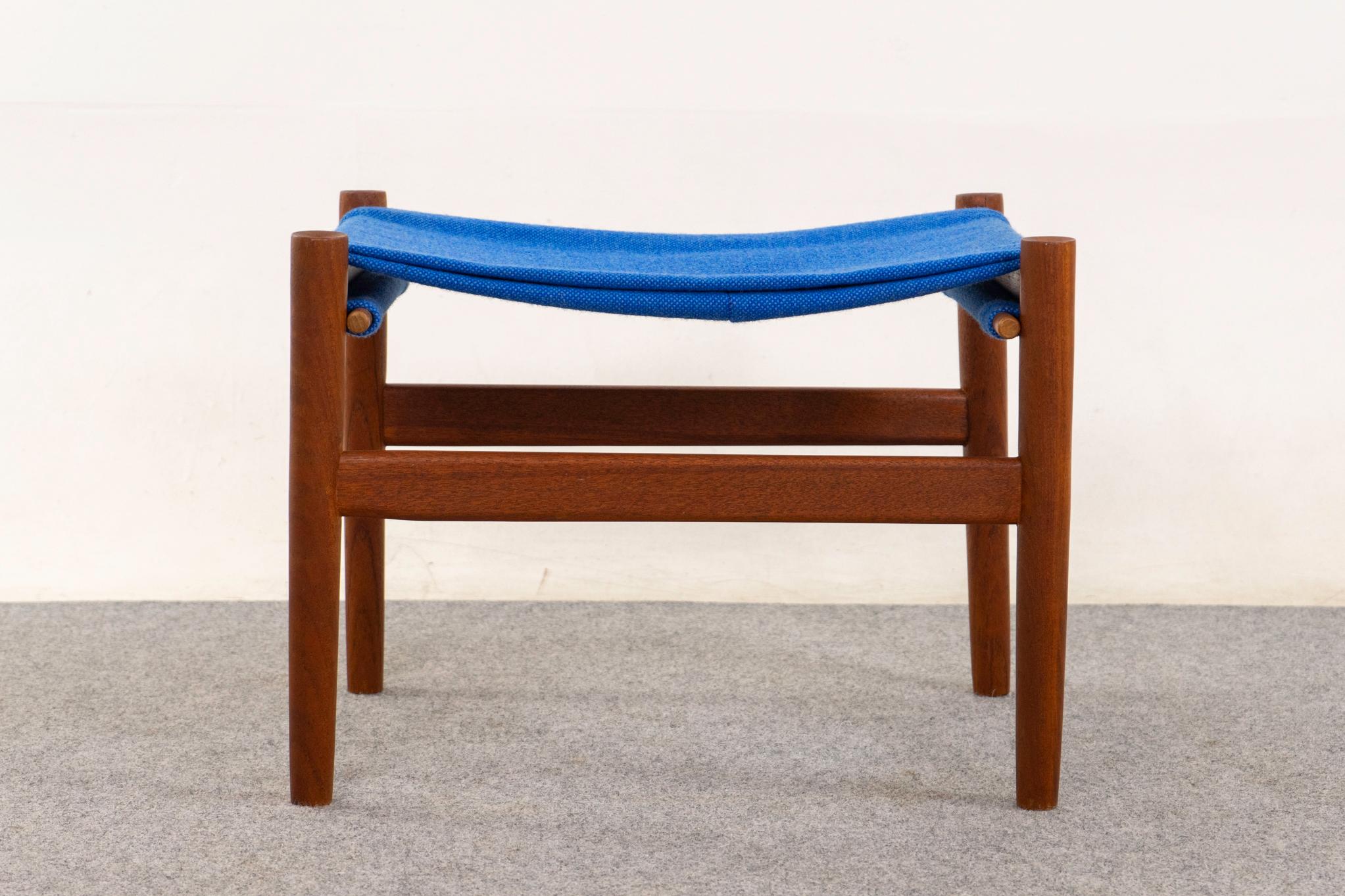 Reposapiés danés de teca, hacia la década de 1960. Armazón de teca maciza con patas cónicas, travesaños y arnés de tela de lana/seda de nueva mezcla de calidad.