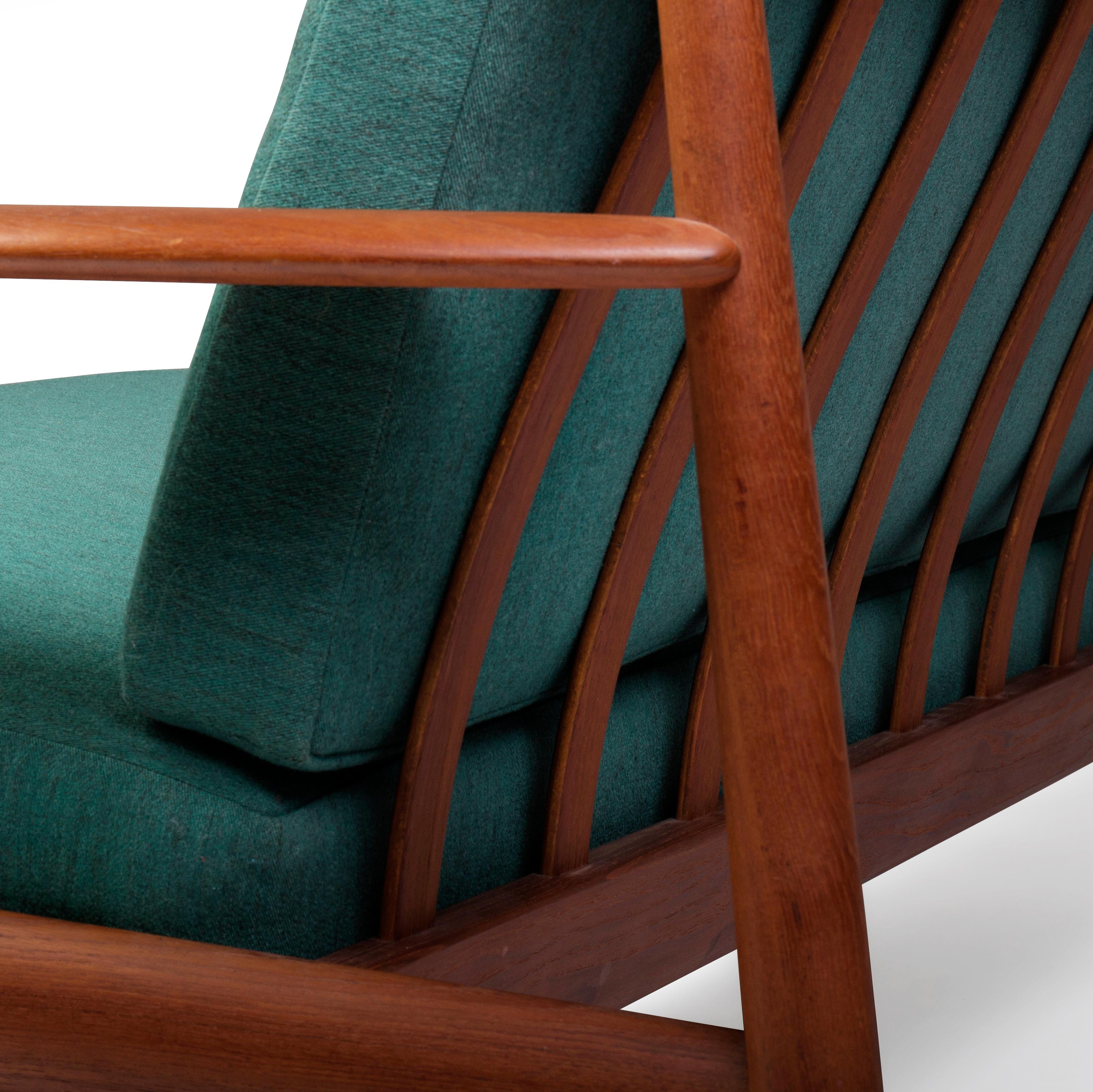 XX secolo Divano danese di metà secolo con struttura in teak e cuscini a molle originali in vendita