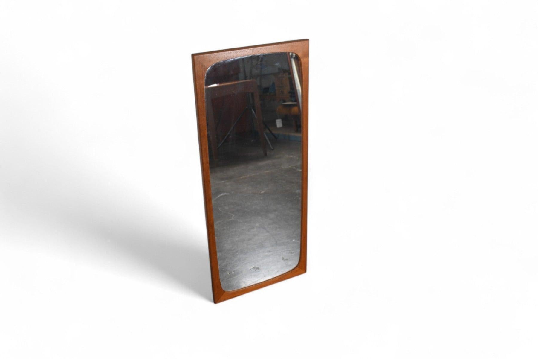 Origen: Dinamarca
Diseñador: 
Fabricante: Desconocido
Época: años 60
Materiales: Teca, Cristal
Medidas: 16,5″ de ancho x 0,75