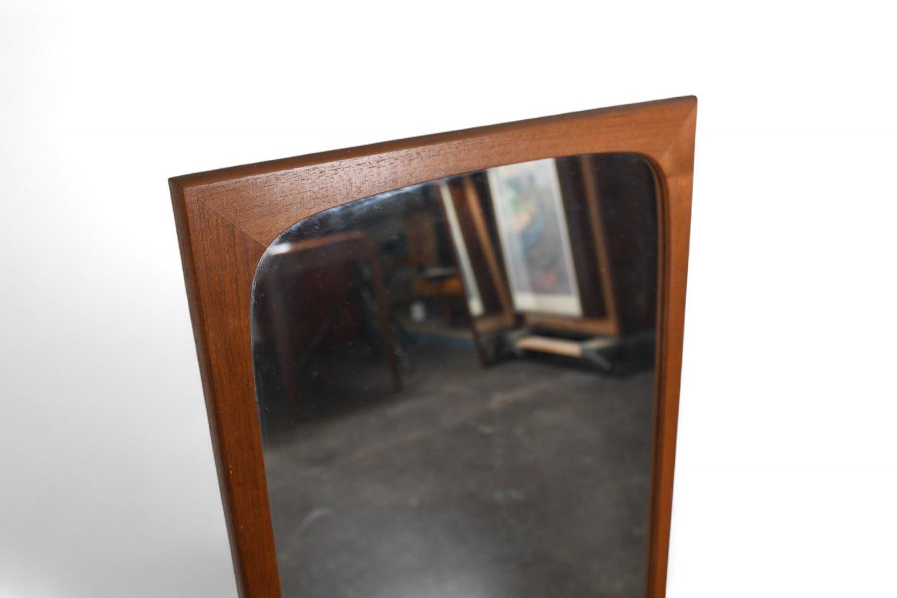 Espejo de pared danés de mediados de siglo con marco de teca Moderno de mediados de siglo en venta