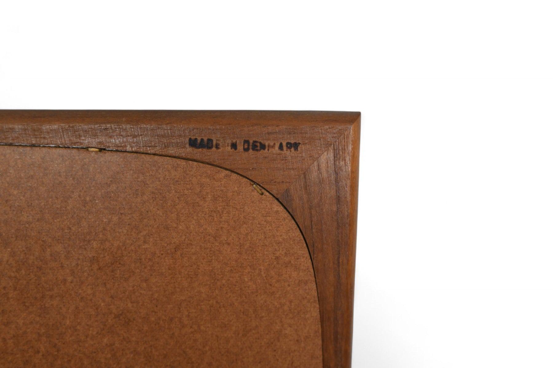 Espejo de pared danés de mediados de siglo con marco de teca en venta 1