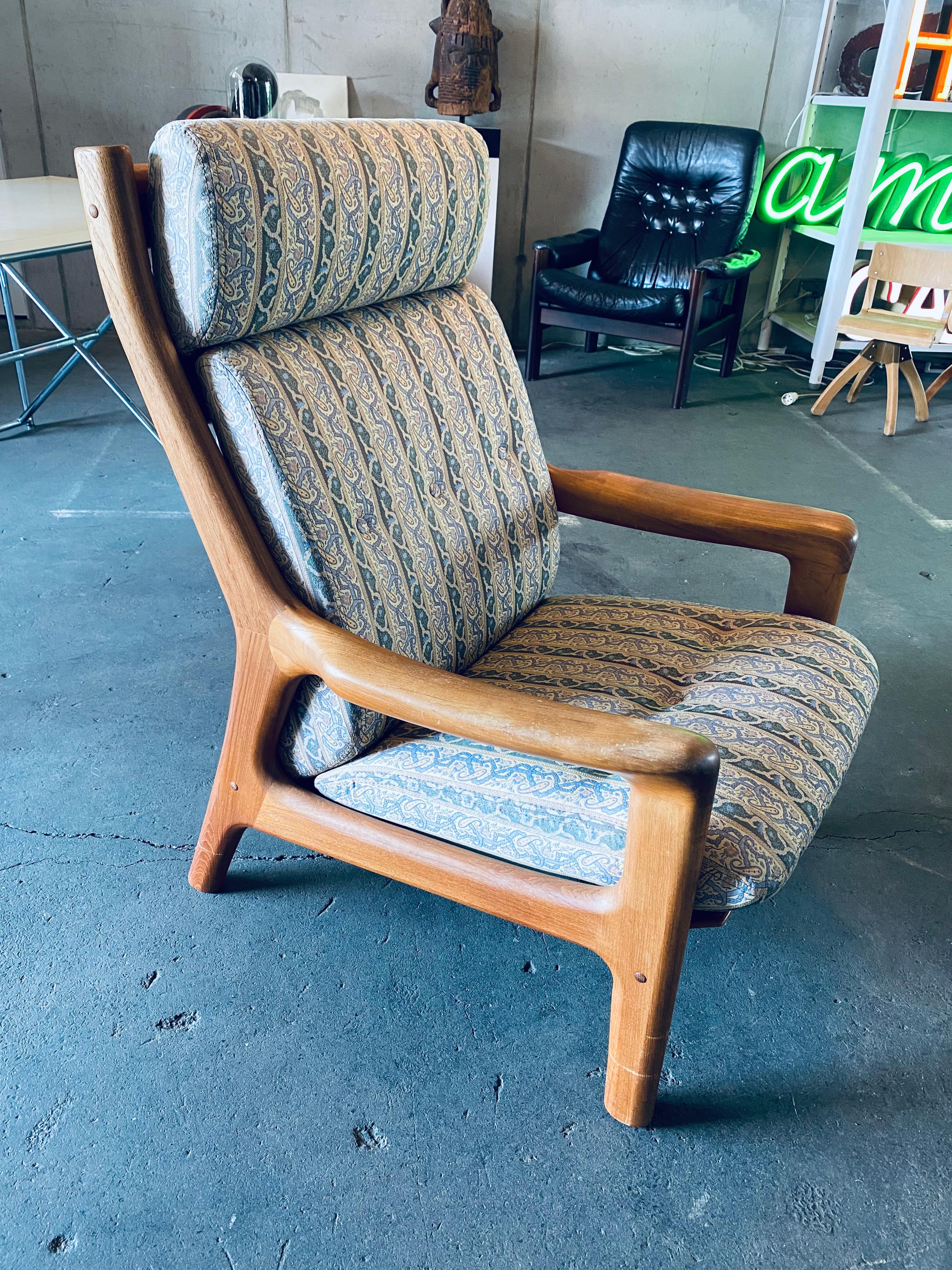 Dänischer Sessel mit hoher Rückenlehne aus Teakholz von Gustav Thams, Mitte des Jahrhunderts. Der Designerstuhl ist als Hochlehner konzipiert und das Modell heißt: Condor. Die Polsterung stammt aus den 1990er Jahren und die Farbe ist teilweise etwas