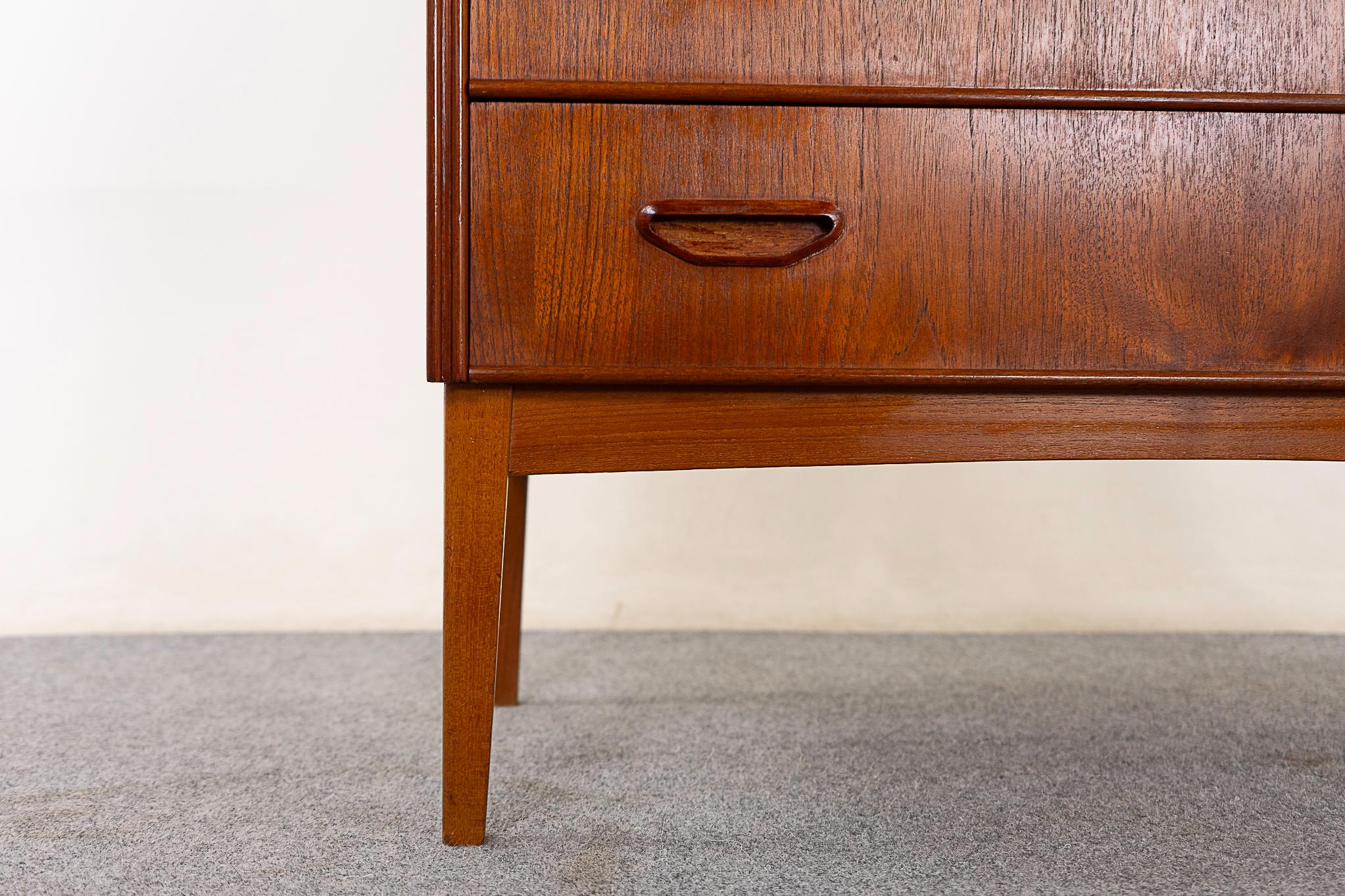 Comò Highboy danese in teak della metà del secolo scorso in vendita 2