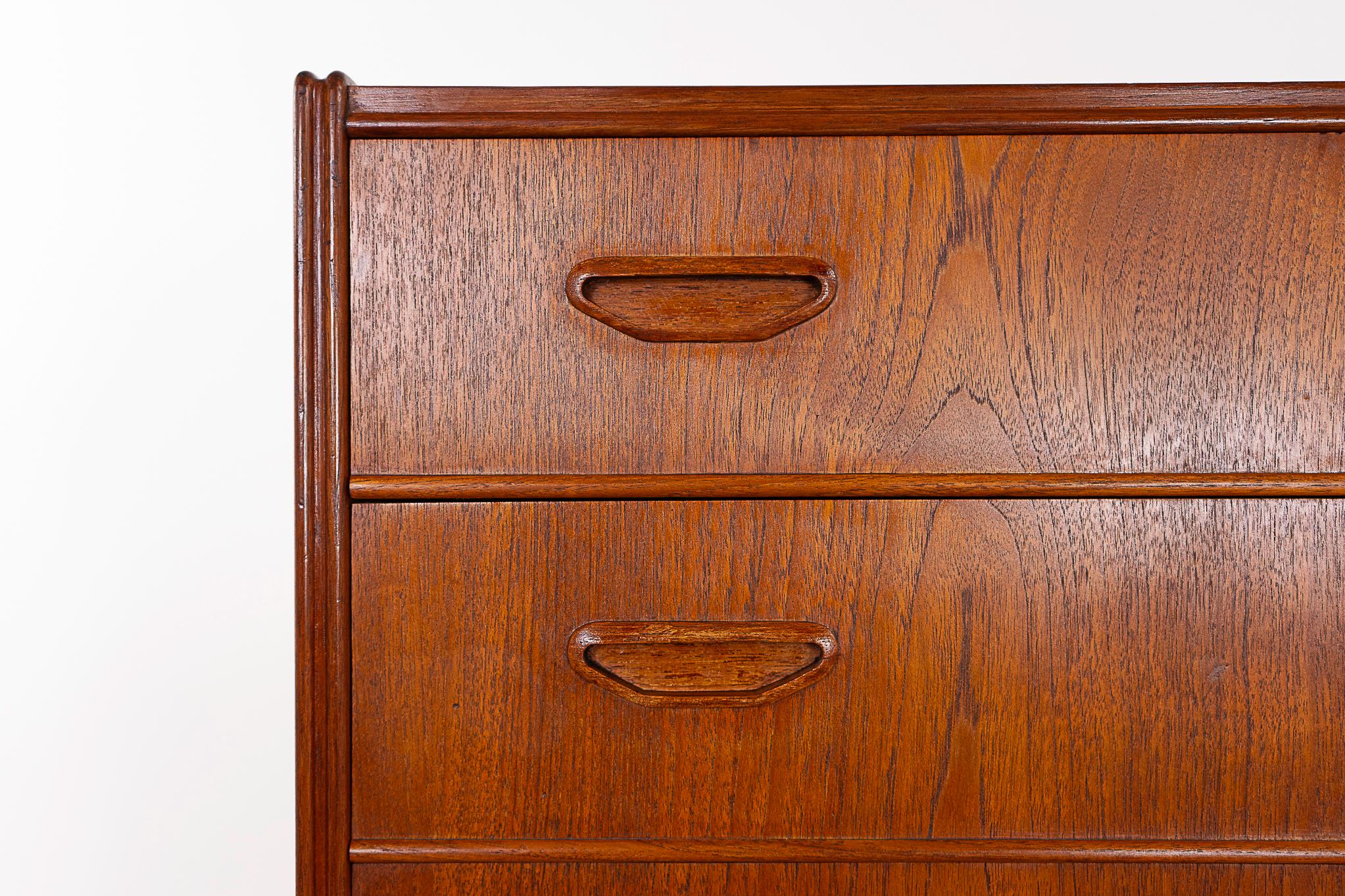 Comò Highboy danese in teak della metà del secolo scorso in vendita 3