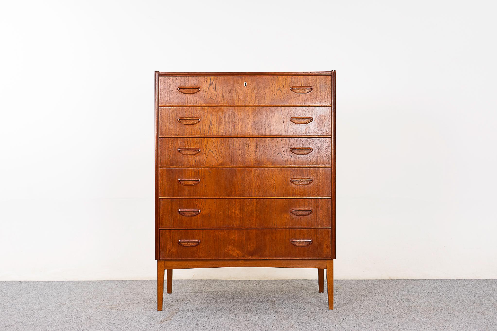 Comò Highboy danese in teak della metà del secolo scorso in vendita 4