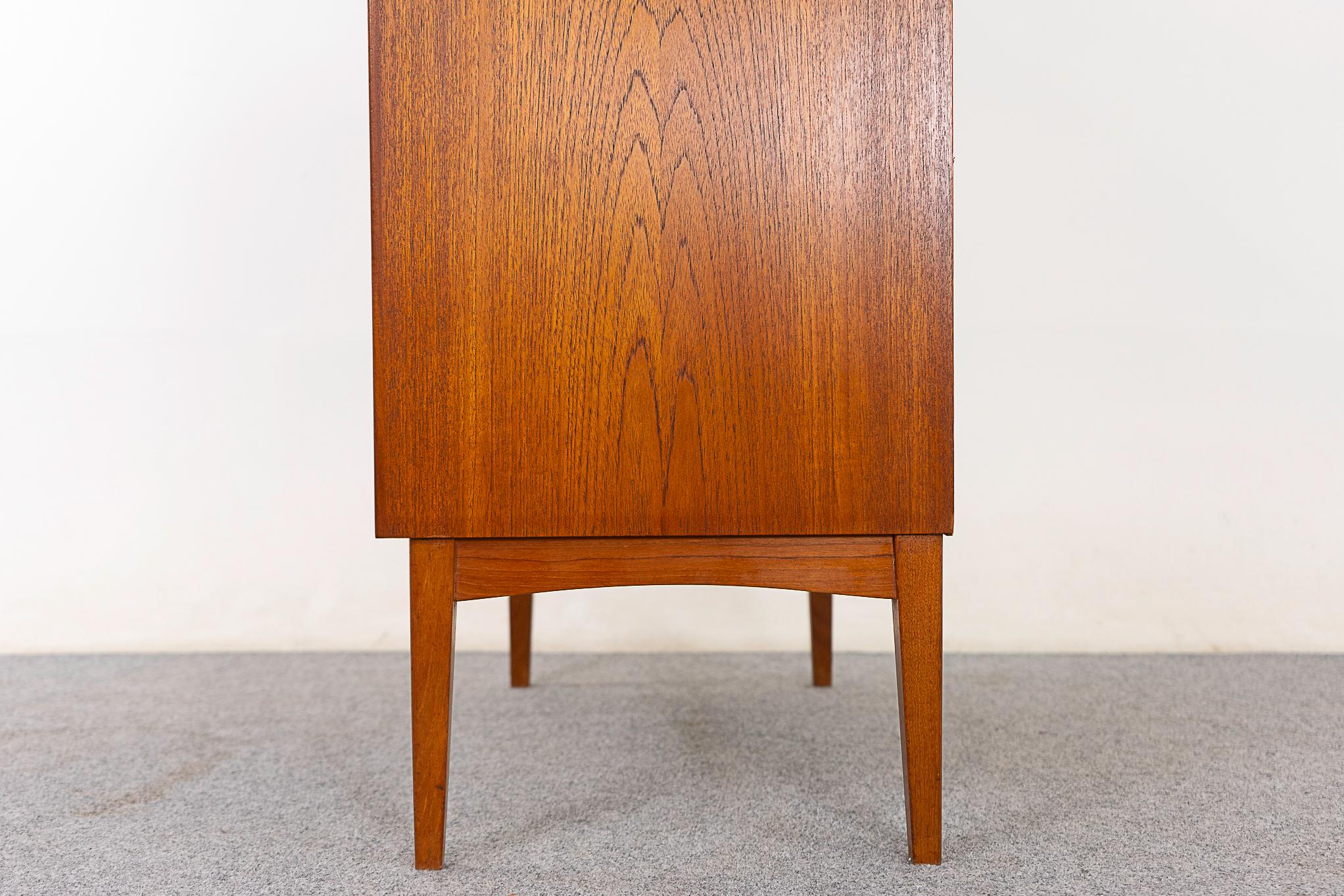 Comò in teak della metà del secolo scorso, anni '60 circa. Bordi in legno massiccio e facce dei cassetti con impiallacciatura in tinta con il libro. Maniglie eleganti e sorridenti e struttura a coda di rondine. Riparazione professionale