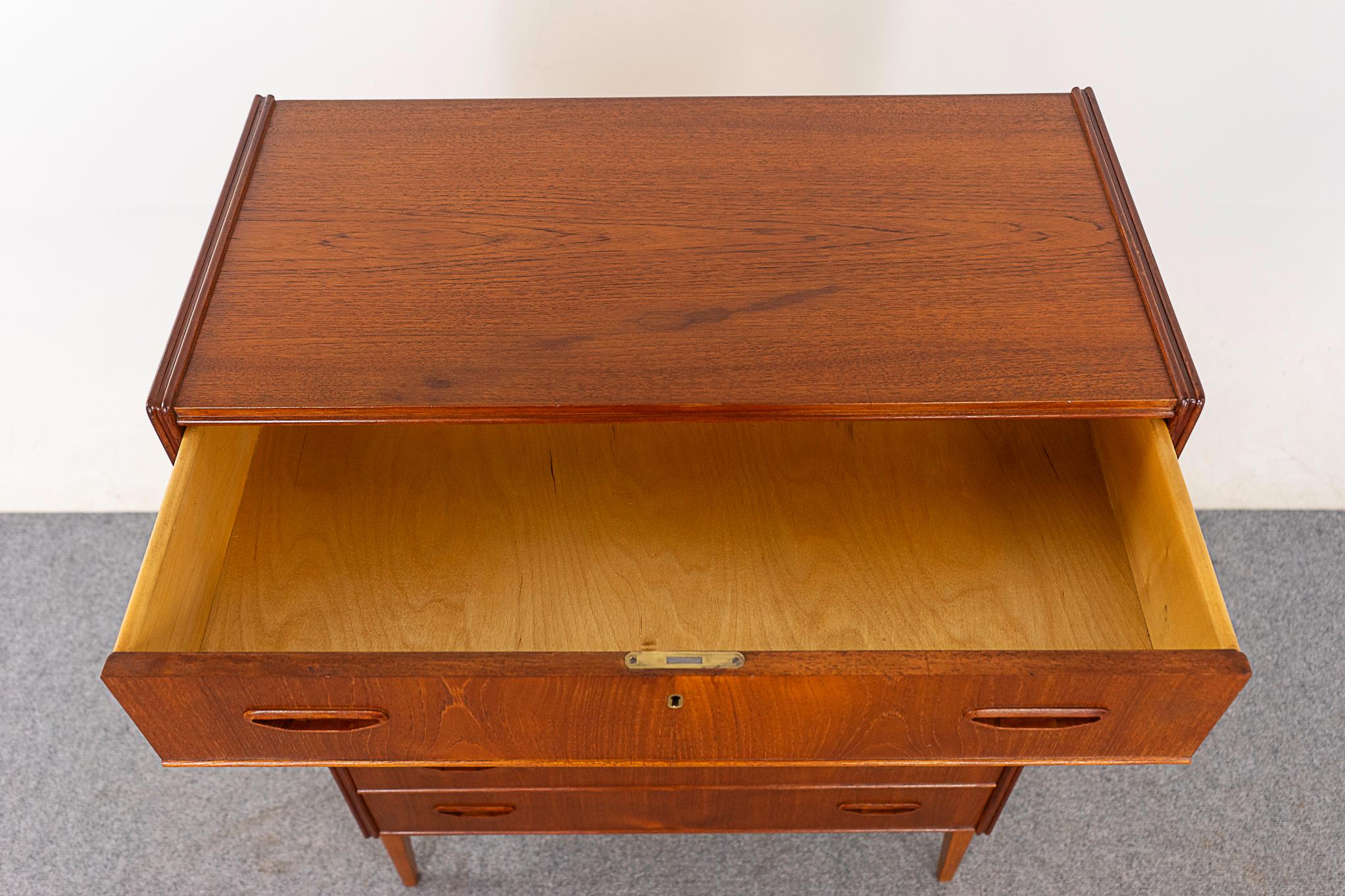 Impiallacciato Comò Highboy danese in teak della metà del secolo scorso in vendita