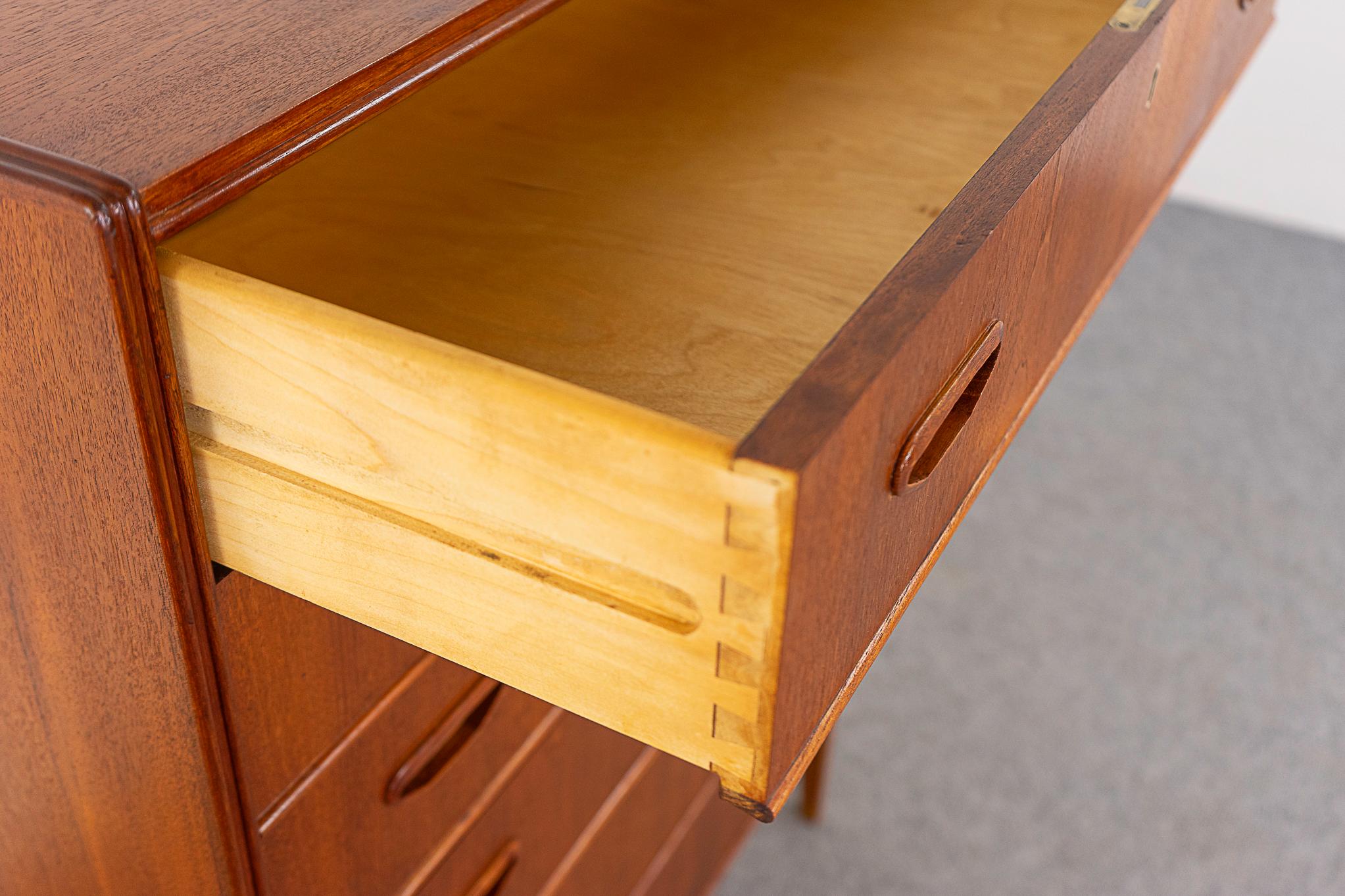 Comò Highboy danese in teak della metà del secolo scorso In condizioni buone in vendita a VANCOUVER, CA