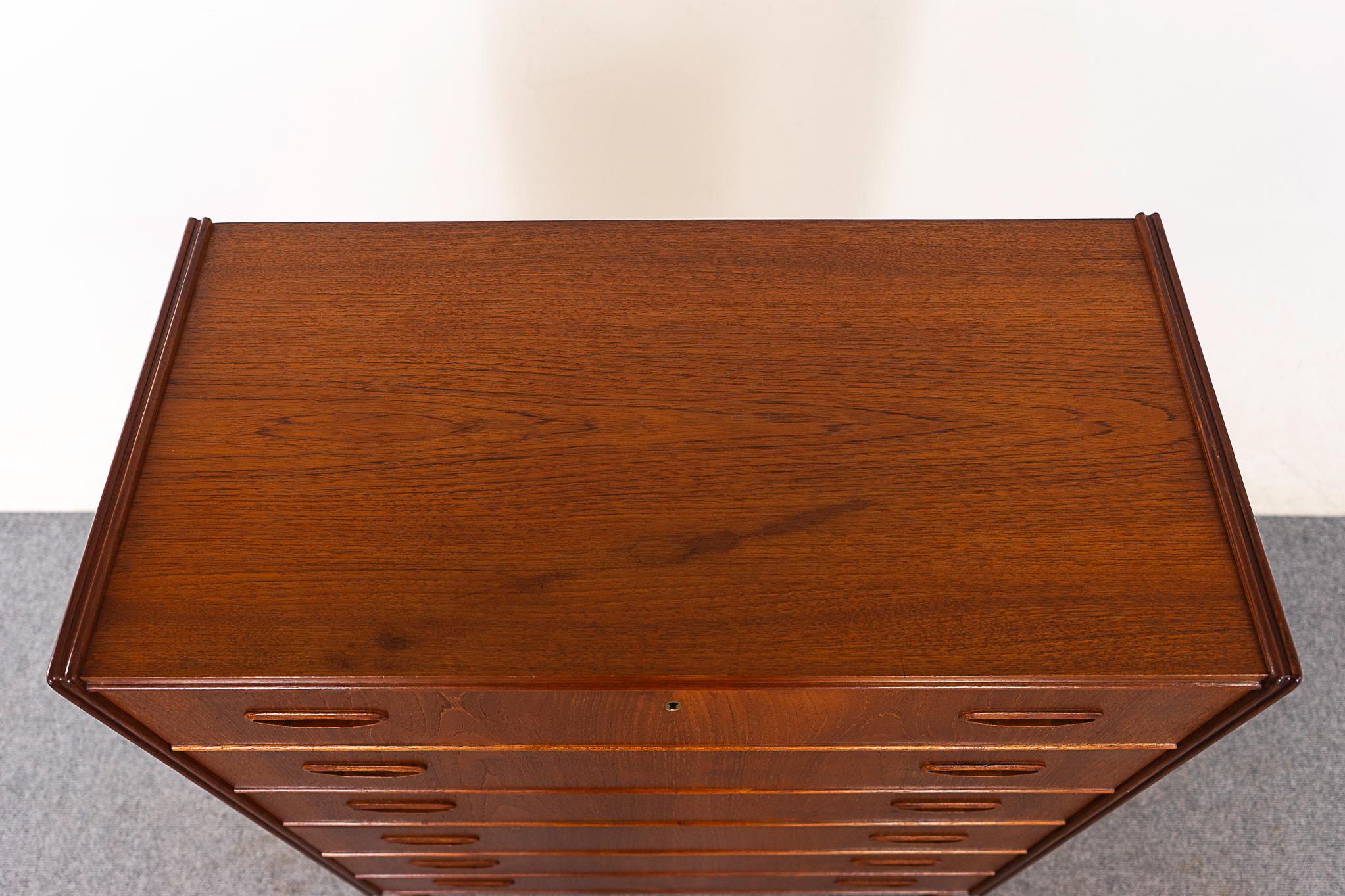 Metà XX secolo Comò Highboy danese in teak della metà del secolo scorso in vendita