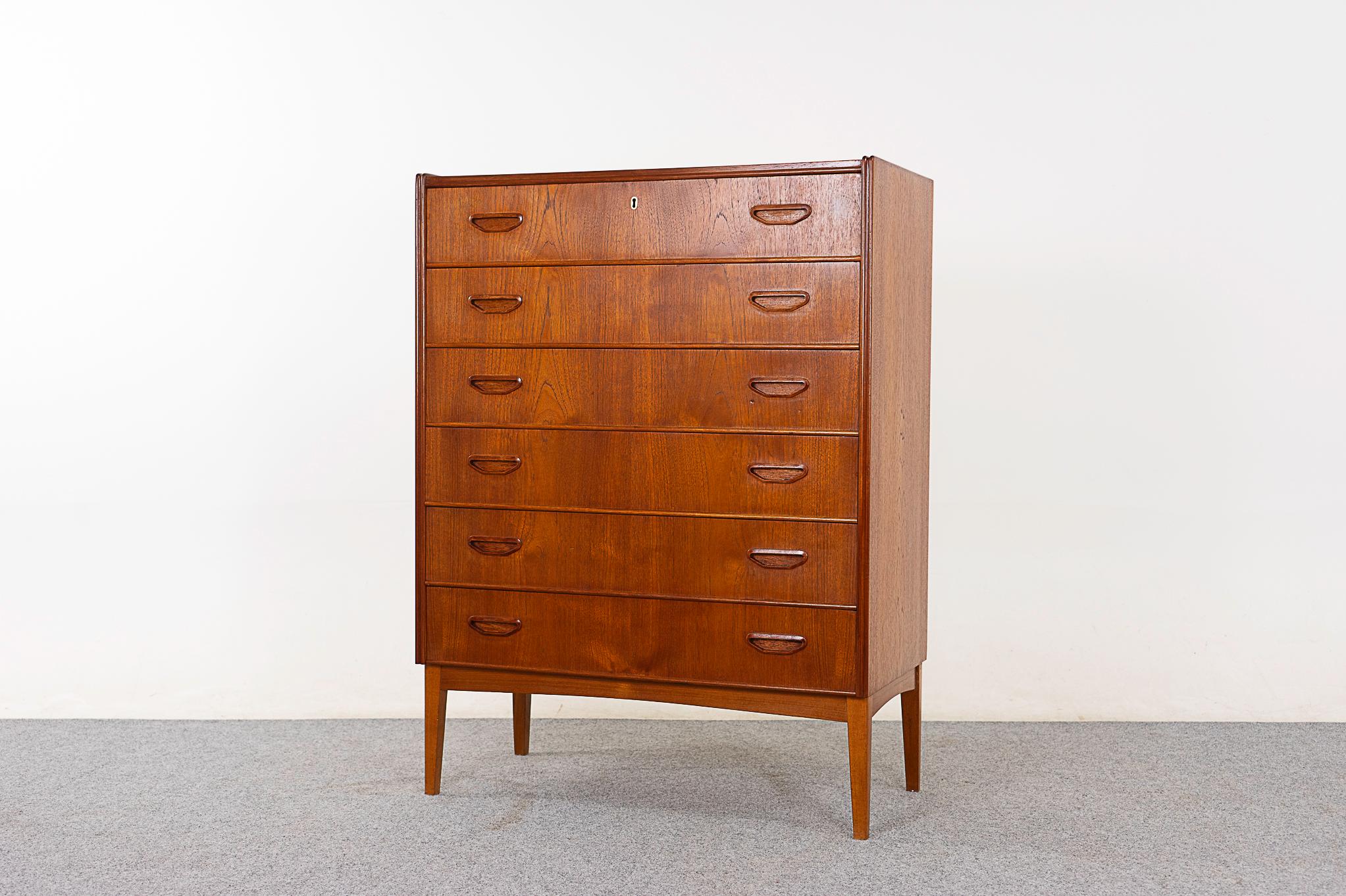 Comò Highboy danese in teak della metà del secolo scorso in vendita 1