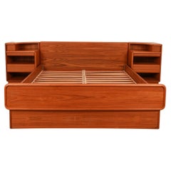 Letto a piattaforma King in teak danese del metà del secolo scorso e comodini