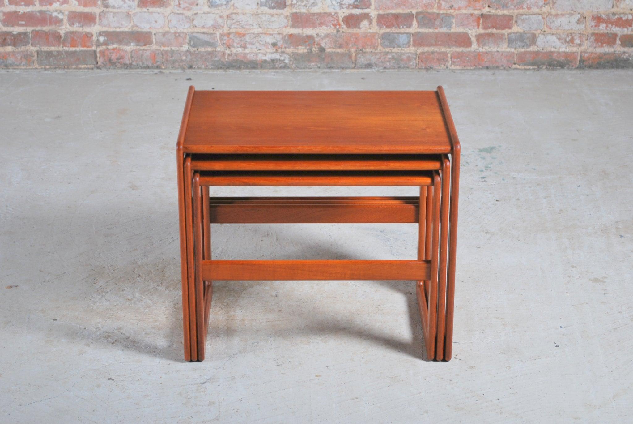 Danish mid century teak nest of tables by Arne Hovmand-Olsen for Mogens Kold c.1960s.

Dimension: H 50cm x W 58cm x D 40cm.