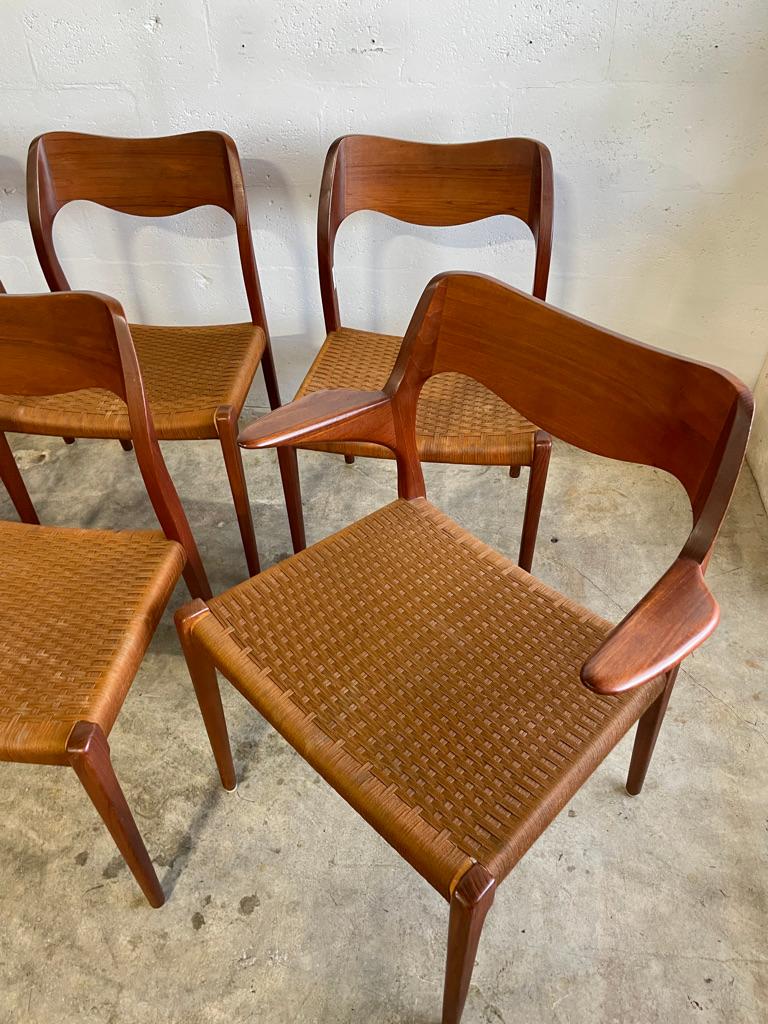 Ensemble de 4 chaises Niels Moller modèle 71 et 2 modèles 55.  Estampillé. Les fauteuils ont une largeur de 21,5 cm. Sièges originaux. 