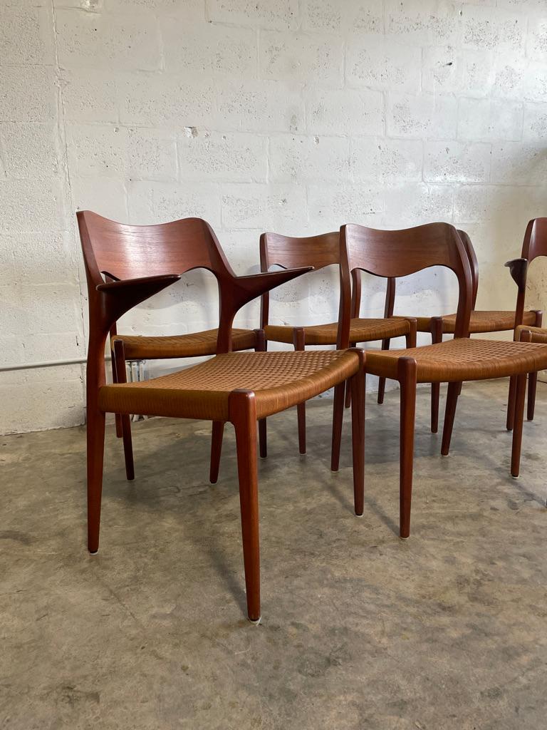 Mid-Century Modern Chaises de salle à manger danoises en teck Model No 55 et Model 71 du milieu du siècle en vente