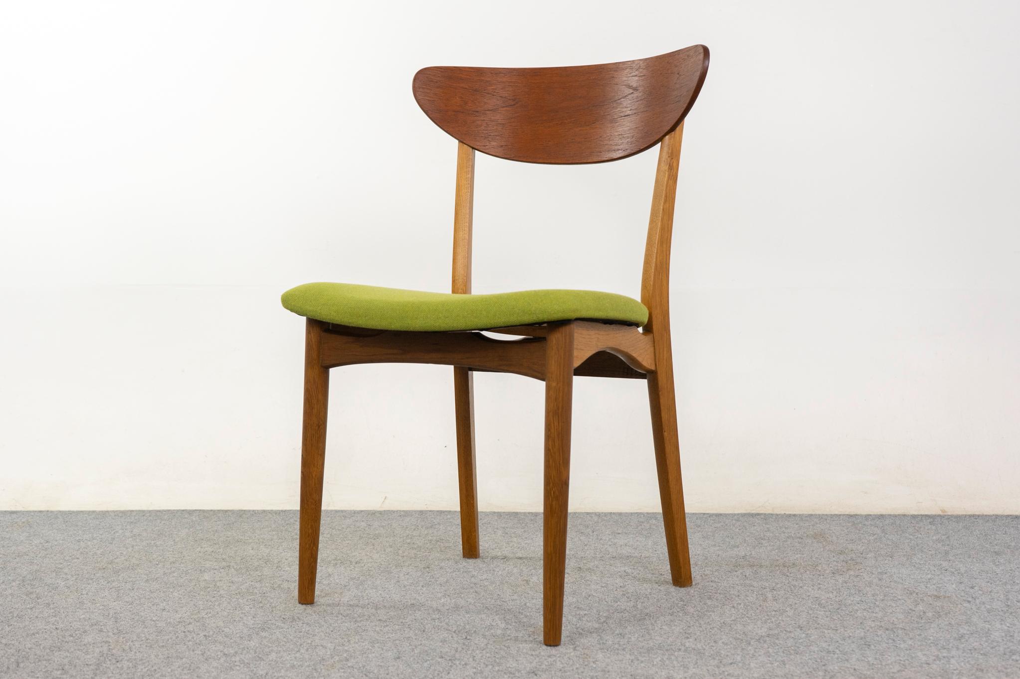 Esszimmerstuhl aus Teak und Eiche, ca. 1960er Jahre. Wunderschön geschwungene Teakholz-Rückenlehnen und eine großzügige Sitzfläche bieten Halt und Komfort. Neue Qualitätspolsterung in einem auffälligen Chartreuse!   