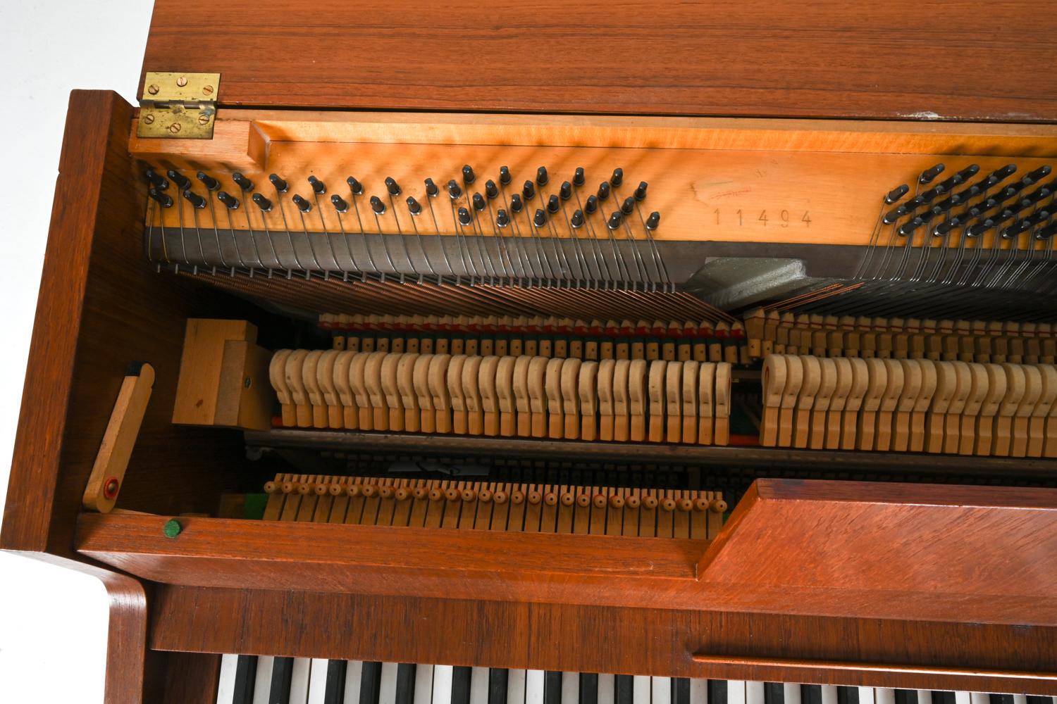 Dänisches Teakholz-Klavier aus der Jahrhundertmitte von Louis Zwicki, ca. 1960 im Angebot 1