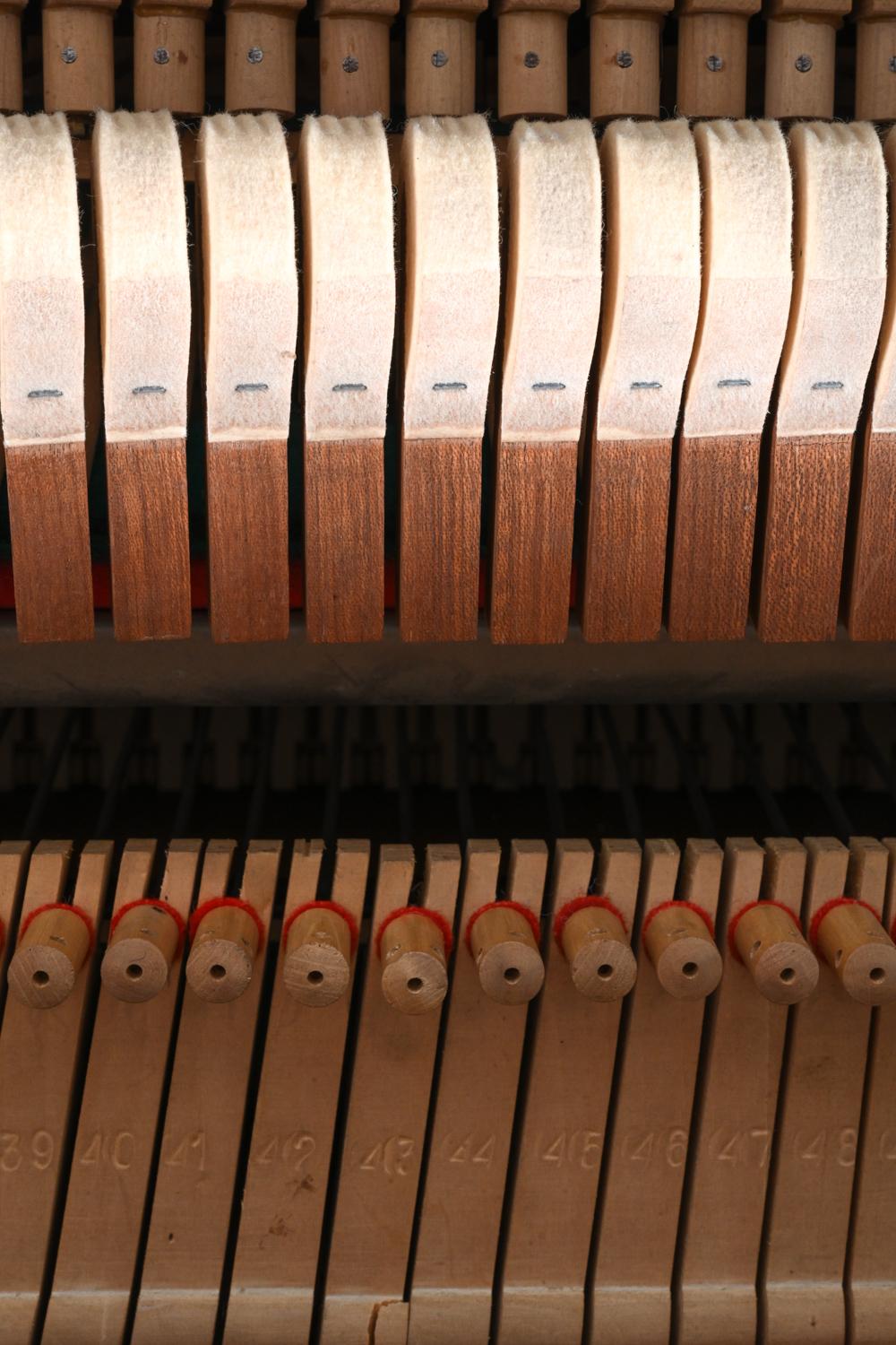 Pianette danoise du milieu du siècle dernier par Louis Zwicki, vers les années 1960 en vente 2