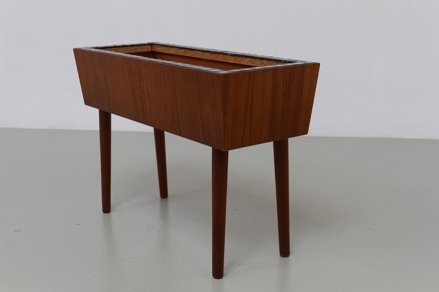 Fioriera danese di metà secolo in teak, anni '60. In condizioni buone in vendita a Asaa, DK
