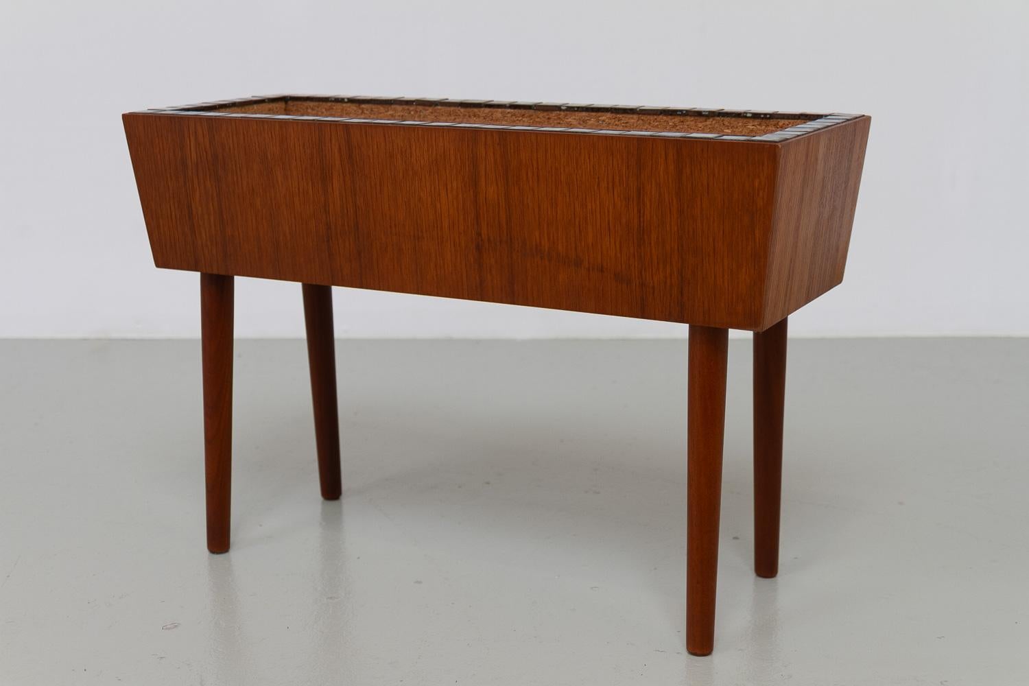 Metà XX secolo Fioriera danese di metà secolo in teak, anni '60. in vendita
