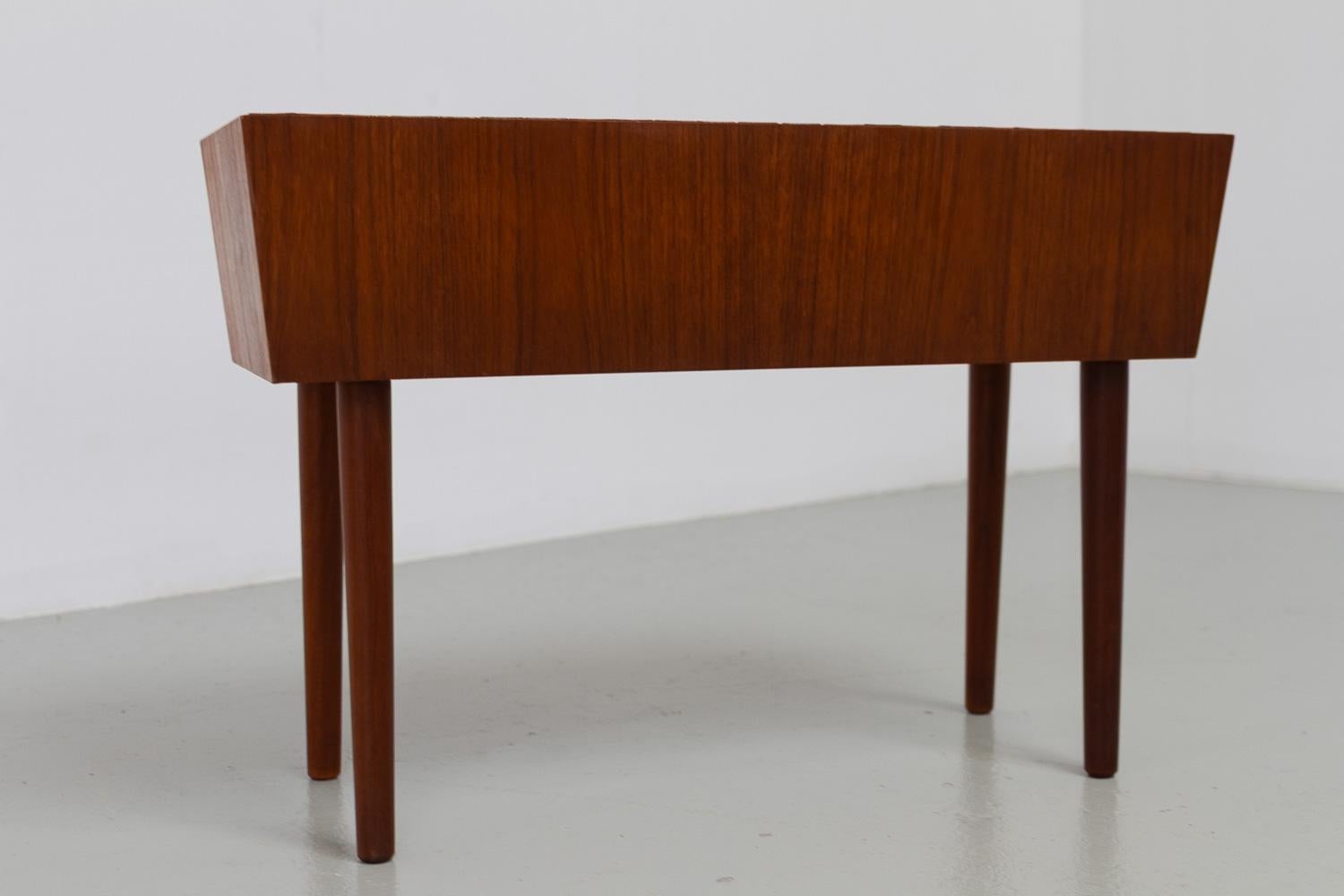 Fioriera danese di metà secolo in teak, anni '60. in vendita 1