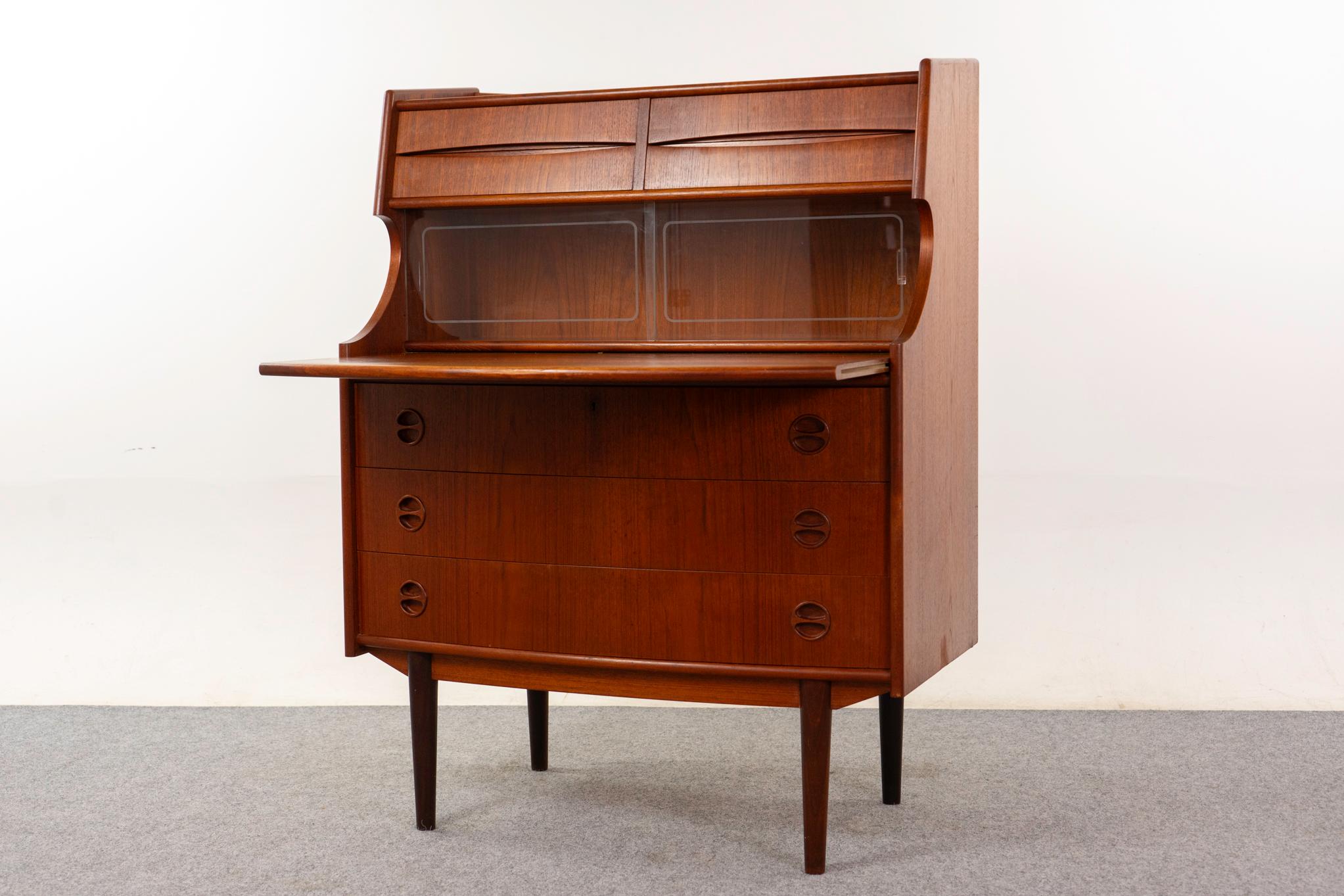 Dänischer Mid Century Sekretär aus Teakholz im Zustand „Gut“ im Angebot in VANCOUVER, CA