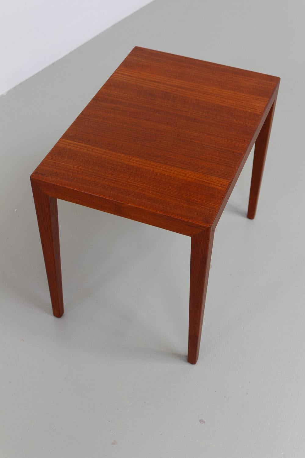 Table d'appoint danoise en teck du milieu du siècle, années 1960.

Table d'appoint ou petite table basse en teck The Modern Scandinavian Mid-Century Modern. Fabriqué par un menuisier au Danemark dans les années 1960.

Rectangulaire et lignes