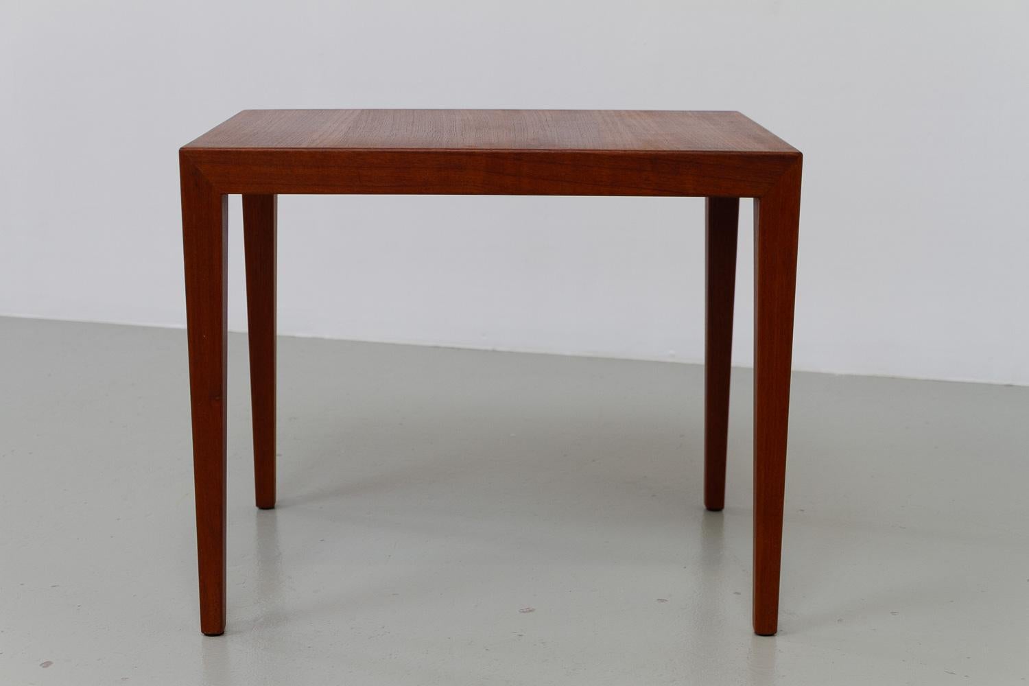 Mid-Century Modern Table d'appoint danoise en teck du milieu du siècle, années 1960. en vente