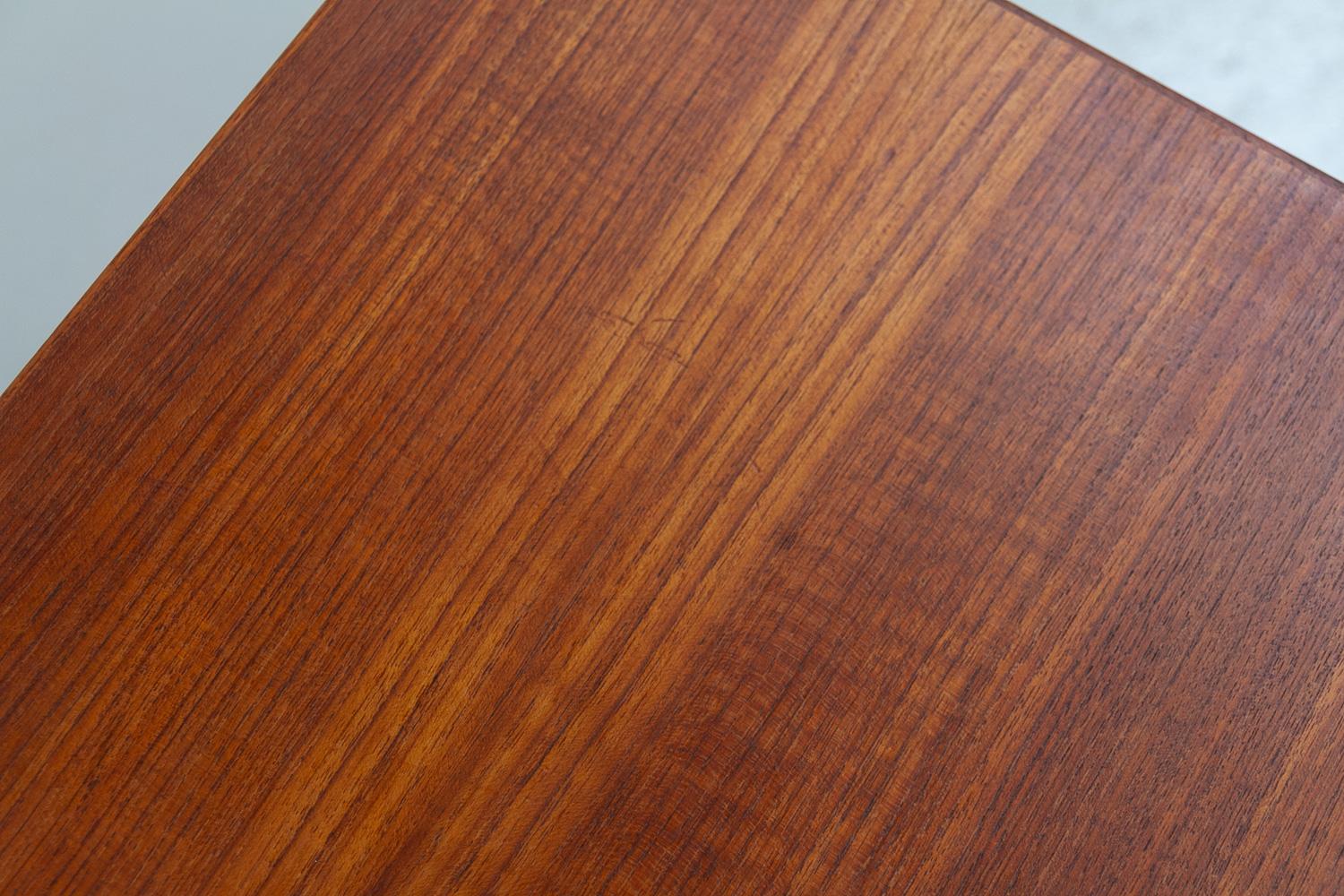 Milieu du XXe siècle Table d'appoint danoise en teck du milieu du siècle, années 1960. en vente