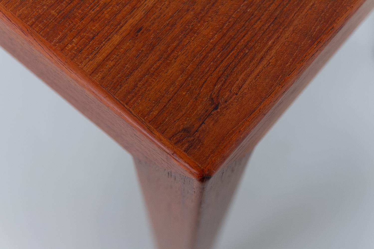 Table d'appoint danoise en teck du milieu du siècle, années 1960. en vente 1