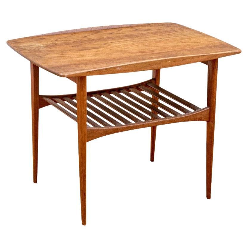 Table d'appoint danoise du milieu du siècle dernier en teck par France And Son Denmark en vente