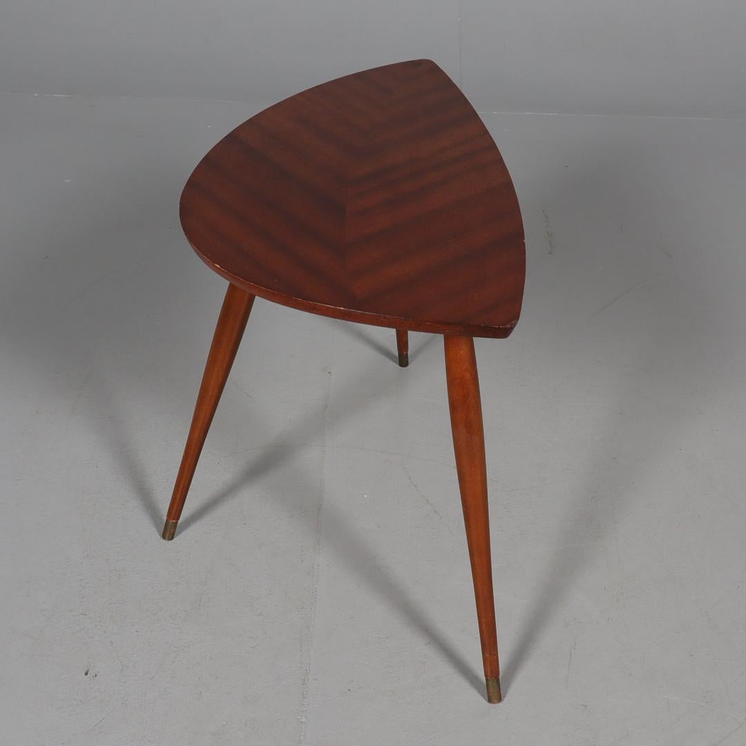 Beistelltisch aus Teakholz mit 3 spitz zulaufenden Beinen,. Hergestellt in Dänemark in den 1960er Jahren.
Guter Originalzustand.