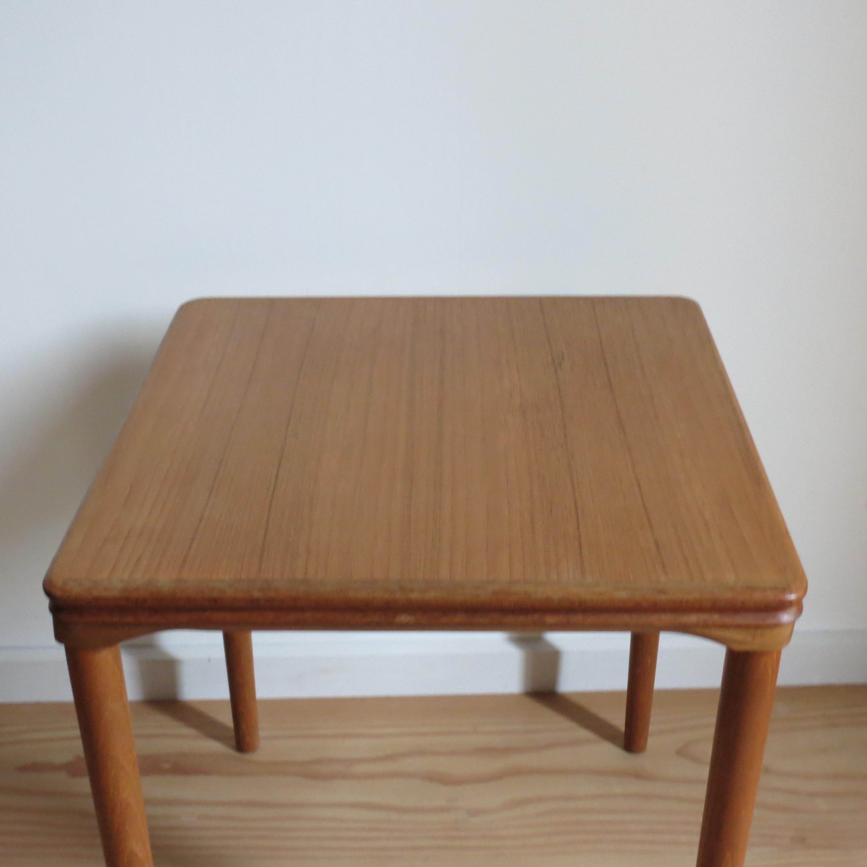 Teck Table d'appoint danoise du milieu du siècle dernier conçue par H W Klein pour Bramin Denmark en vente