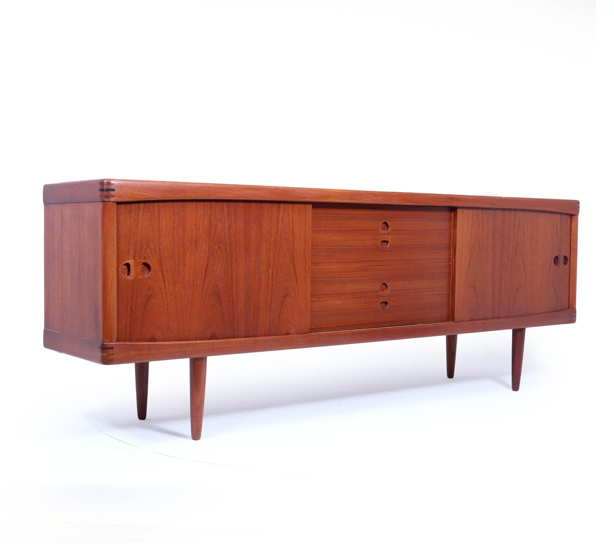 Credenza danese in teak della metà del secolo scorso 
Una grande credenza di metà secolo, un vero capolavoro disegnato da Henry Klien negli anni '60 e realizzato dagli stimati produttori di mobili Bramin in Danimarca. Questa splendida credenza