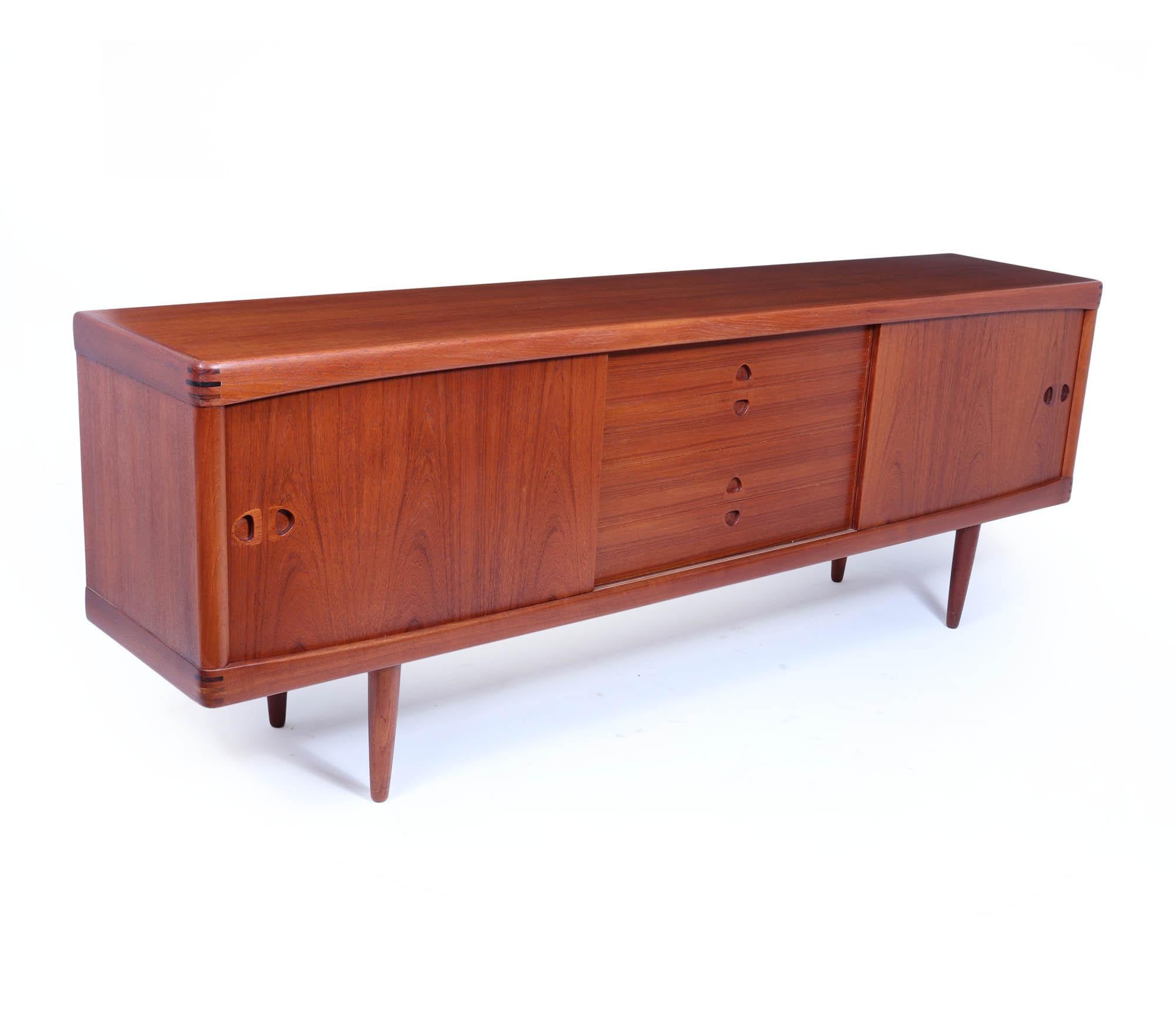 Mid-Century moderno Credenza in teak danese del metà secolo di H. H. Klien per Bramin in vendita