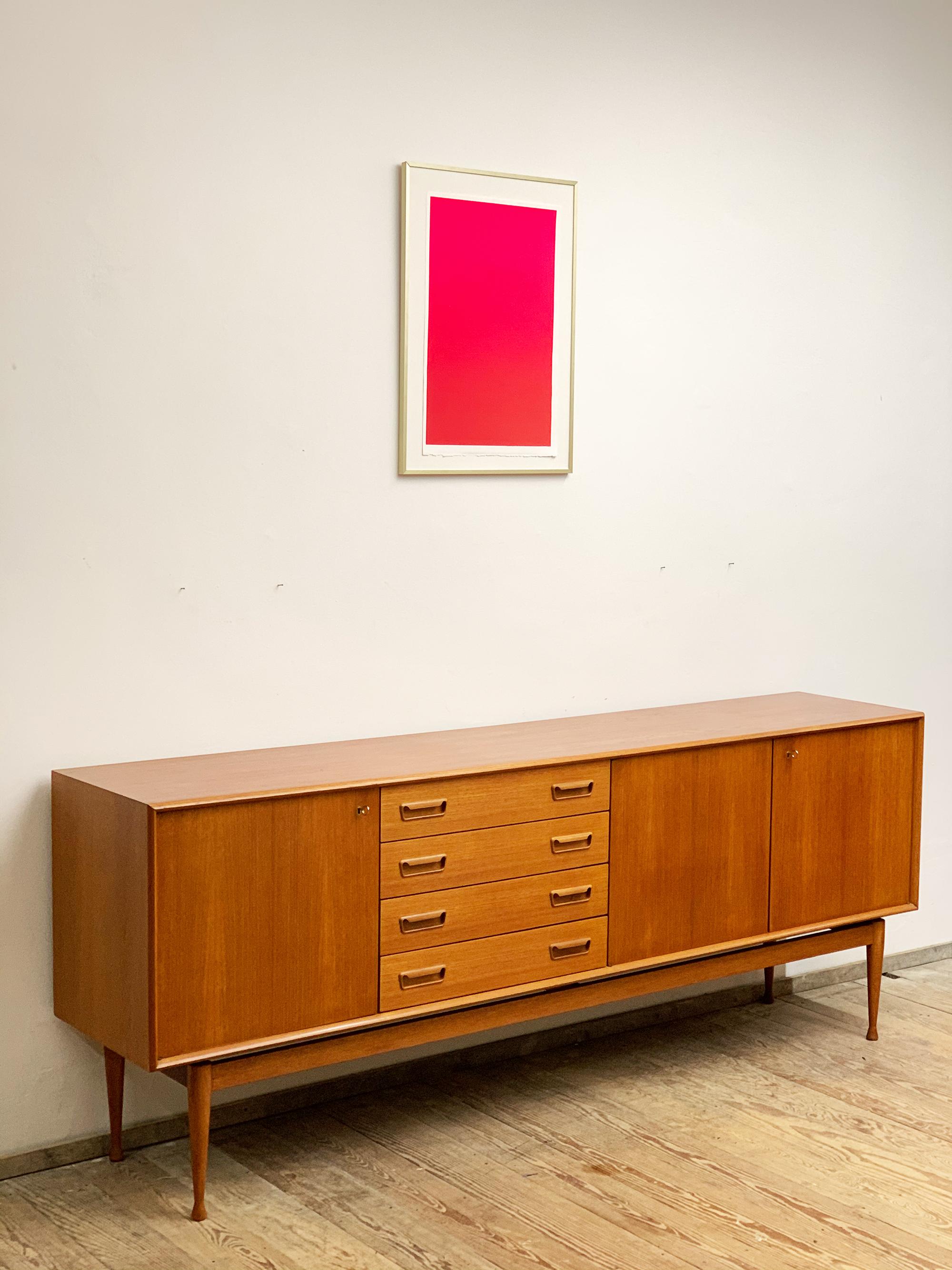 Danish Mid-Century Teak Sideboard or Credenza with Sculpted Legs, Denmark, 1950s In Good Condition In München, Bavaria