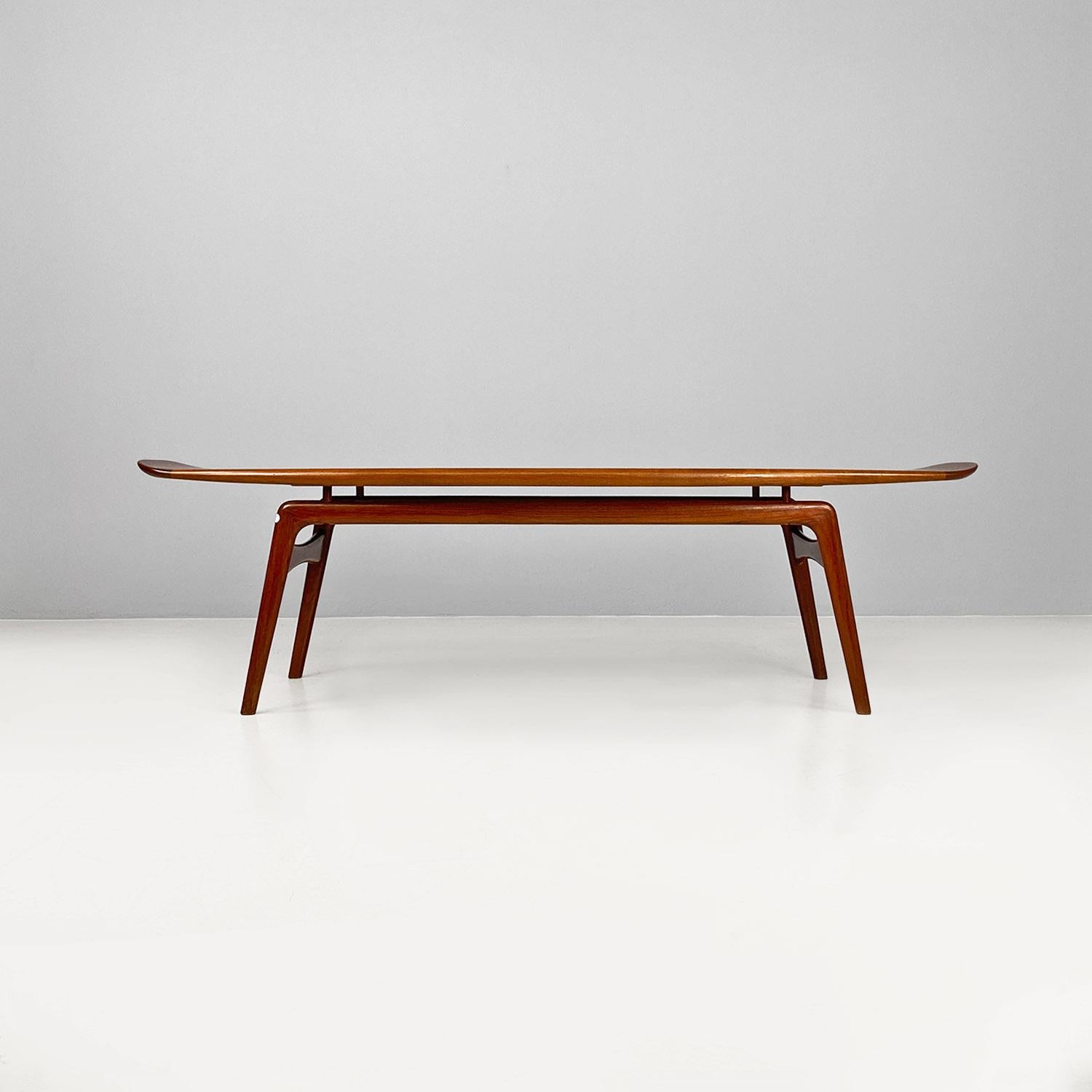 Danish mid-century teak surfboard table by Hovmand-Olsen for Mogens Kold, 1960s In Good Condition For Sale In MIlano, IT