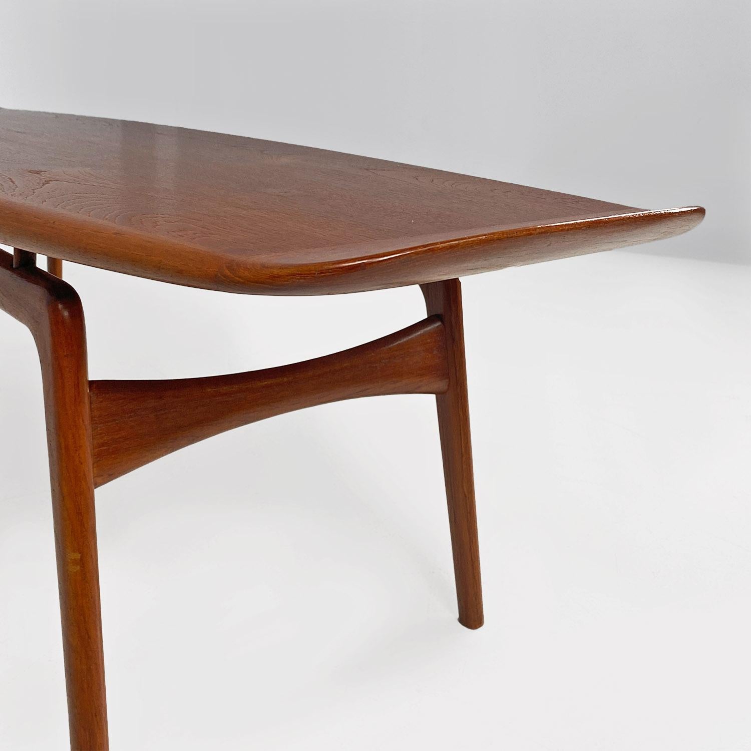 Teak Danish mid-century teak surfboard table by Hovmand-Olsen for Mogens Kold, 1960s For Sale