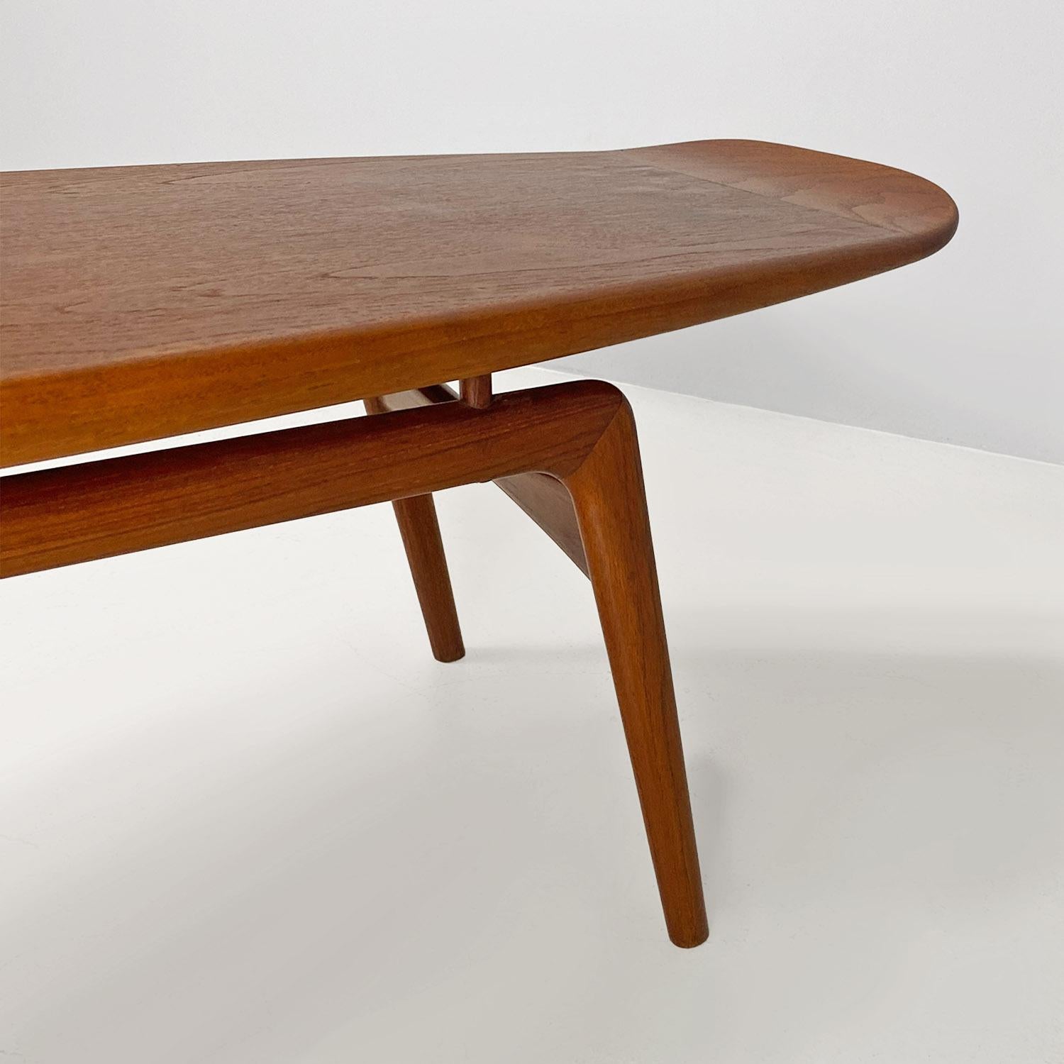 Danish mid-century teak surfboard table by Hovmand-Olsen for Mogens Kold, 1960s For Sale 1